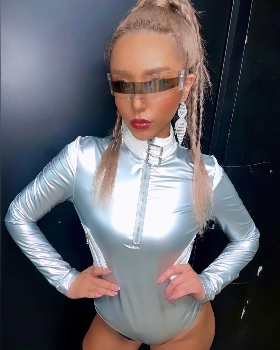 AMIIIIのインスタグラム：「. 👽👽👽 . . #club#nightclub#gogodancer#dancer#workout#sexy#warpshinjuku#shinjuku #WARP新宿#新宿#クラブ#ゴーゴーダンサー#ダンサー#筋トレ#筋トレ女子#ダイエット#美容#黒肌女子」