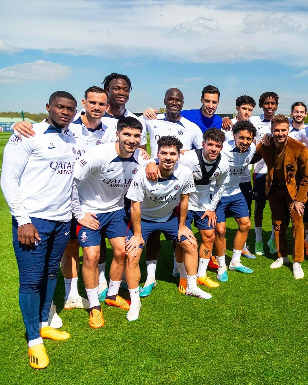 パリ・サンジェルマンFCさんのインスタグラム写真 - (パリ・サンジェルマンFCInstagram)「As part of a visit to Paris, @davidbeckham went to the training centre of his former club to meet the players of Paris Saint-Germain. ❤️💙  Dans le cadre d’un séjour à Paris, @davidbeckham s’est rendu au Centre d’entraînement de son ancien club, pour rencontrer les joueurs du Paris Saint-Germain. ❤️💙」4月27日 22時04分 - psg