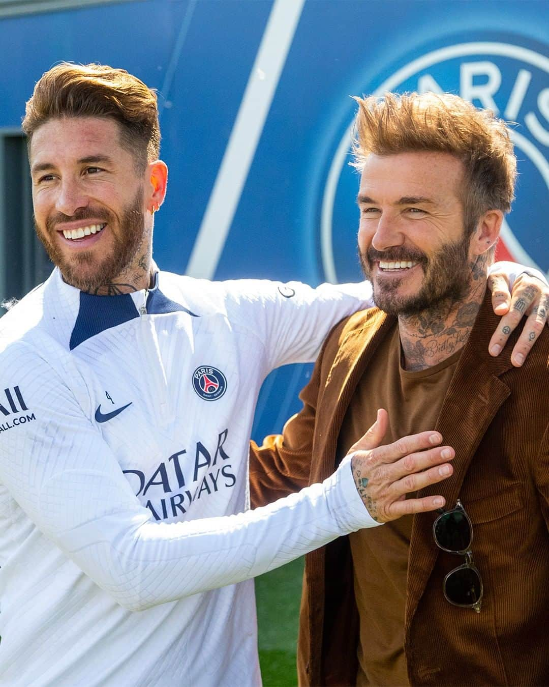 パリ・サンジェルマンFCさんのインスタグラム写真 - (パリ・サンジェルマンFCInstagram)「As part of a visit to Paris, @davidbeckham went to the training centre of his former club to meet the players of Paris Saint-Germain. ❤️💙  Dans le cadre d’un séjour à Paris, @davidbeckham s’est rendu au Centre d’entraînement de son ancien club, pour rencontrer les joueurs du Paris Saint-Germain. ❤️💙」4月27日 22時04分 - psg