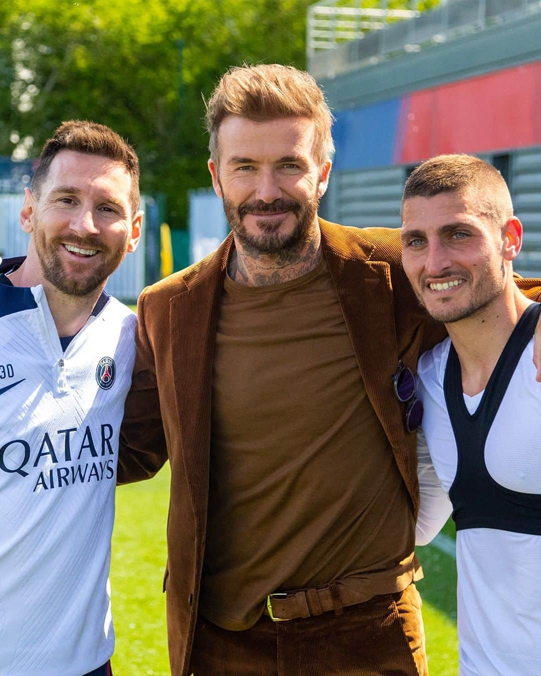 パリ・サンジェルマンFCさんのインスタグラム写真 - (パリ・サンジェルマンFCInstagram)「As part of a visit to Paris, @davidbeckham went to the training centre of his former club to meet the players of Paris Saint-Germain. ❤️💙  Dans le cadre d’un séjour à Paris, @davidbeckham s’est rendu au Centre d’entraînement de son ancien club, pour rencontrer les joueurs du Paris Saint-Germain. ❤️💙」4月27日 22時04分 - psg