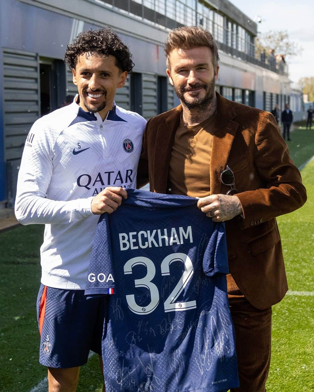 パリ・サンジェルマンFCさんのインスタグラム写真 - (パリ・サンジェルマンFCInstagram)「As part of a visit to Paris, @davidbeckham went to the training centre of his former club to meet the players of Paris Saint-Germain. ❤️💙  Dans le cadre d’un séjour à Paris, @davidbeckham s’est rendu au Centre d’entraînement de son ancien club, pour rencontrer les joueurs du Paris Saint-Germain. ❤️💙」4月27日 22時04分 - psg