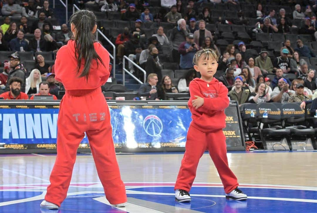 Nazukiさんのインスタグラム写真 - (NazukiInstagram)「🏀🇺🇸NBA photo🇺🇸🏀 Nazuki's crew✨✨  素敵な写真からばかりで 思い出が甦る💕  ダンスSHOWの写真いい顔してる🥹  3枚目 レンが国歌斉唱で選手と一緒に貴重な写真🇺🇸  レンが踊ってる写真もいい感じ👌✨  最後は本番終わり、スタッフと出演者みんなで💕  どれも素敵で、ほんとにみんな大好きなメンバーfam💛  ありがとう😉  #nba #nazuki #washington  #washingtondc #washingtonwizards  #dance #dancer #coreography #halftime  #halftimeshow #produce #nazukicrew」4月27日 22時05分 - nazuki_08