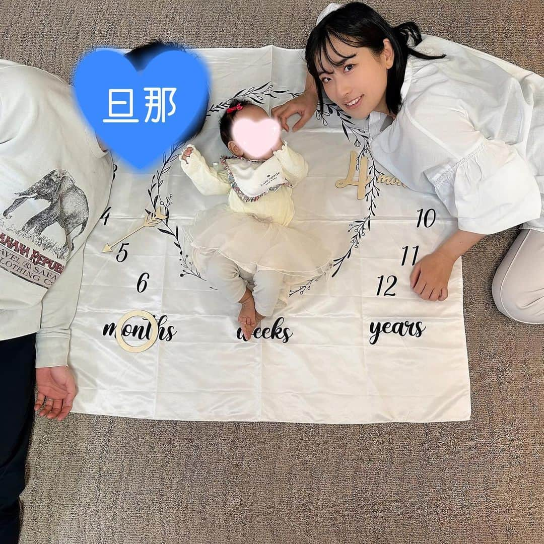 井口眞緒のインスタグラム：「先日、娘が生後4ヶ月目を迎えました♡  最近は21時から7時まで寝てくれるので私もゆっくり寝れてとても穏やかに過ごせています♪  ようやくこの生活にもなれてきて、2人でお出かけしたり、楽しいなと感じれる余裕もできてきました！  ワンオペお風呂は毎回壮絶ですが…🛁  赤ちゃん生活の中で、100日過ぎて離乳食始まる前のこの時期が1番楽な時期と聞いてた通り、今が1番楽かもしれません…！ またしばらくしたら離乳食も始まったり寝返りしたりと、目が離せなくなりそうなので この束の間の穏やかな時間を楽しもうと思います☺️  明日は3.4ヶ月検診！ ちょっと楽しみですo(^▽^)o  #井口眞緒 #赤ちゃんのいる生活 #赤ちゃんのいる暮らし #新米ママ #新米ママと繋がりたい #新米ママさんと繋がりたい #0歳児 #0歳児ママ #女の子ベビー #女の子ママ」