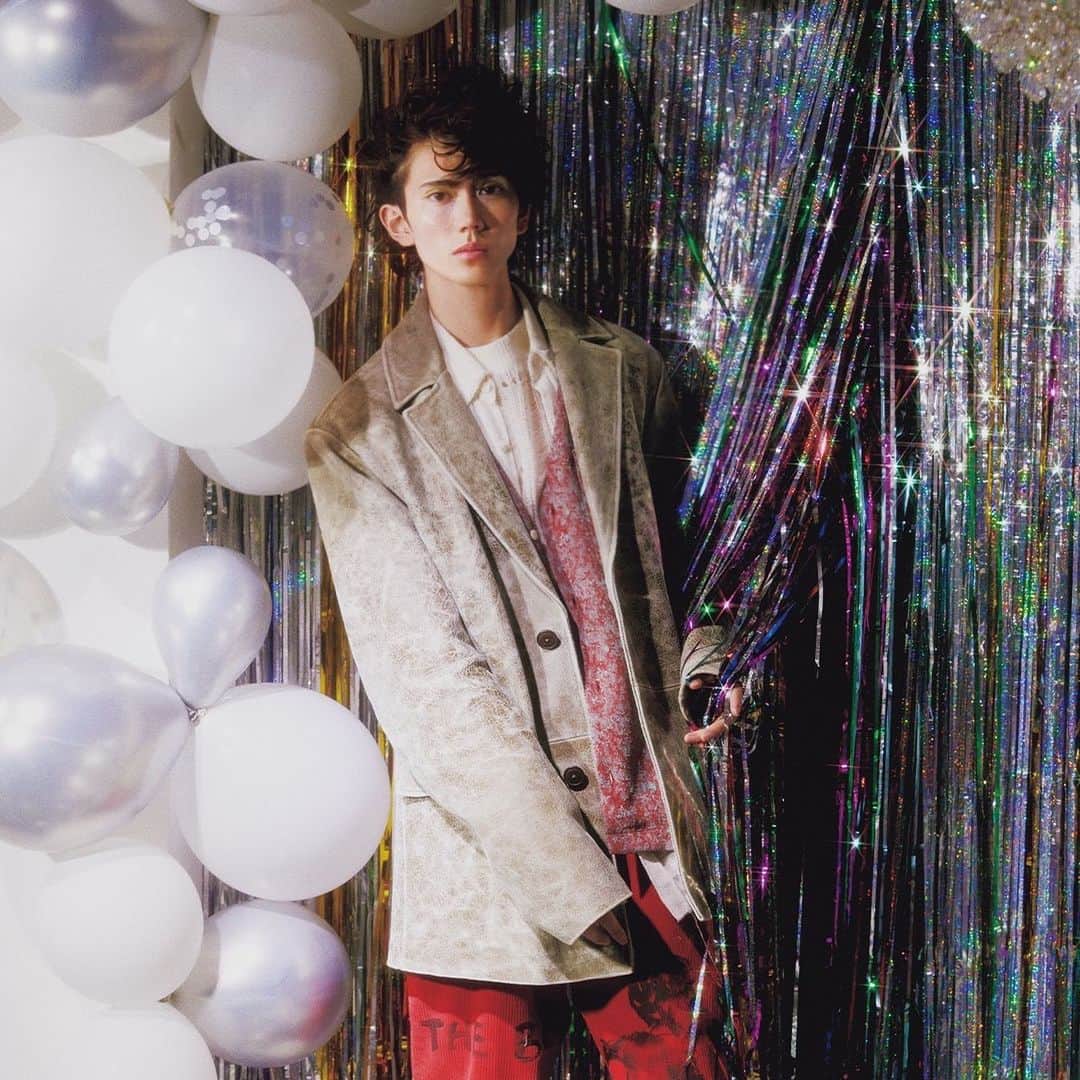 樋口晃平のインスタグラム：「本日発売のNYLON JAPANに ドンブラザーズチームで登場しております。  そして30ページの特集となってます！是非見て下さい☺︎  photography @wakabaphoto  styling @yang_yu0924 hair @asahi_sano makeup @naoyossii prop styling @shofurukawa_ @nylonjapan   #NYLON」
