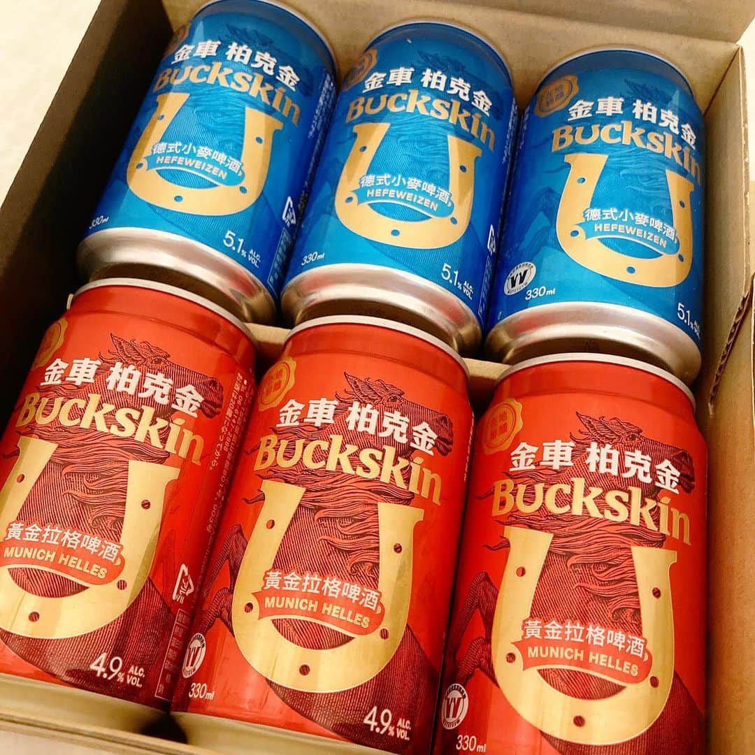 春奈芽衣さんのインスタグラム写真 - (春奈芽衣Instagram)「Buckskin beer( @buckskinbeer.jp )様からミュンヘンへレス/ヘーフェヴァイツェン６本セットをいただきました🍻💗  💡Buckskin beerとは？ ドイツの伝統製法と、台湾の良質な天然水。そして、麦芽100％、天然ホップ、酵母をはじめ品質の素材が織りなす、妥協のないビール🍻  ミュンヘンヘレス(赤)はアルコール度数低めでスッキリとしたクセのない味わいで、どんなお料理にも合いました🤤苦味も少ないのでゴクゴク飲めちゃいます💓  へーフェヴァイツェン(青)はフルーティな味わいにビックリ🥺これならビール苦手な方もグビグビ飲めちゃうのでは？  私は特にへーフェヴァイツェンがお気に入りです😆💗  ビール好きさんはもちろん、ビールがちょっと苦手かも…という方にも挑戦しやすい1杯です🍻✨  PR @buckskinbeer.jp  #ミュンヘンへレス #ヘーフェヴァイツェン #buckskin  #バックスキンビール #小麦ビール  #台湾ビール #ホワイトビール #ビール #ビール女子  #beer #beerstagram  #beerlover  #taiwanbeer  #japanesemodel」4月27日 22時11分 - harunamei_