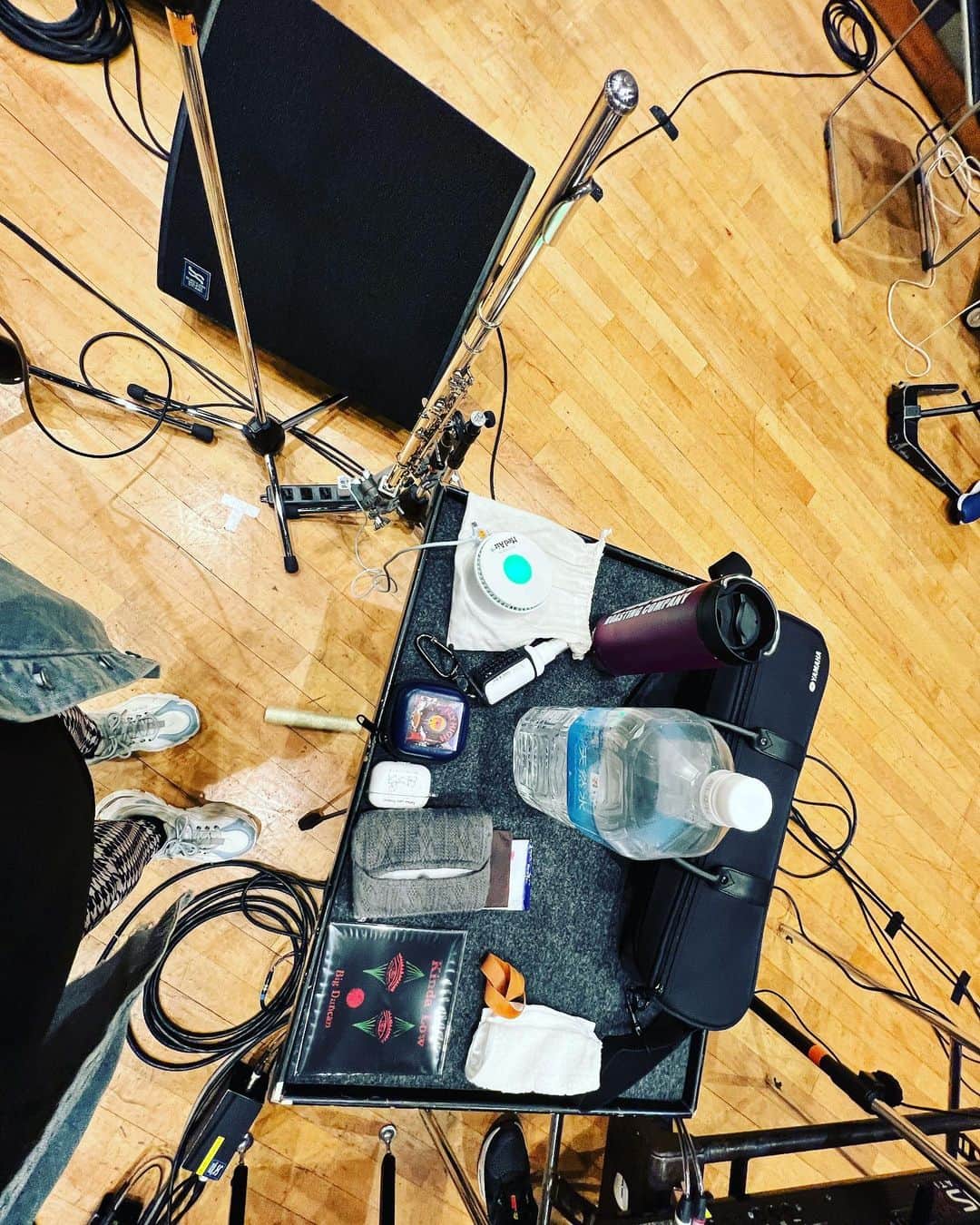 YURIのインスタグラム：「フルート演奏者になってたかもしれない知る人ぞ知る私の歴史。高校生だった私はひょんなきっかけでステージでボーカルを任されて歌った瞬間、あれ？こっちだ！と思いそこからずっと歌を歌う人生だけどたまにお仕事で歌もフルートも吹けると、あー、フルート好きだなぁ〜って改めて思うのであーる🩵 I was gonna be a classical flutist when I was in grade school, until that fateful day in HighSchool when someone asked me to sing on stage. Didn’t even hesitate to sing and while I was singing? I had that instinctive  💡💡💡‼️‼️‼️ moment when I realized this is what I was born to do🎤 However every time I have an opportunity to play my flute, that ole itch, that old feeling comes back…I love playing my flute♥️ So excited…  #YURI #유리 #가수 #일본  #artist #singer & #sometimesflutist」