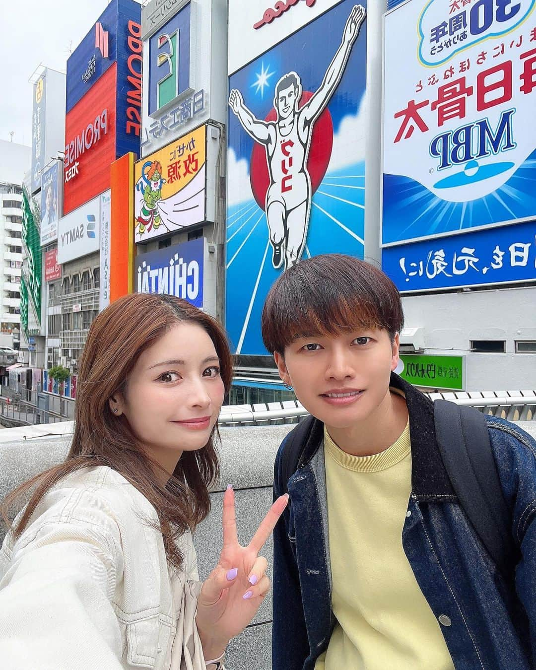 得あゆさんのインスタグラム写真 - (得あゆInstagram)「弟 in 大阪🐙(肌綺麗すぎてむかつく☺️  1年半ぶりに会えたんだけど、  いきなりフラッと大阪に来てて前日の夜急に連絡してきて。 なんで急に？もっと前もって言えよ💢と言うと、 『あゆみの存在忘れてた。大阪にいたね。』やって。笑 姉の存在忘れるとかある？(しかも割とキャラ濃いめ。 え、薄くはないよね？！？！？笑)  しかも会った第一声が  『あゆみ老けたね。』  は？しばくぞ？😆💢爆爆爆  だけど相変わらず仲良しでした👦🏻👩🏻✨✨  とりあえずたこ焼き買って会社訪問。笑 からの道頓堀グリコサイン🙌🏻 大阪満喫しました🐙✨  なんか姉弟って不思議。 子供の頃は一緒にいるのが当たり前だったのにね！！！ 姉や弟2にももう少ししたら会えるので 楽しみです😆❤️  ・ ・ ・ ・ ・ ・ ・ ・ ・ ・ ・ ・ ・ ・ ・ ・ ・ ・ ・ ・ ・ ・ ・ #姉弟#姉弟コーデ#兄弟#弟#ブラザー#brother#大阪グルメ#たこ焼き#大阪観光#大阪ランチ#梅田#道頓堀#道頓堀グルメ#道頓堀グリコサイン#グリコ#グリコサイン#glico#glicosign#doutonbori#osaka#osakajapan#観光スポット#映えスポット#家族#家族写真#姉#仲良し家族#似てる#弾丸旅行#takoyaki」4月27日 22時13分 - tokuayu819