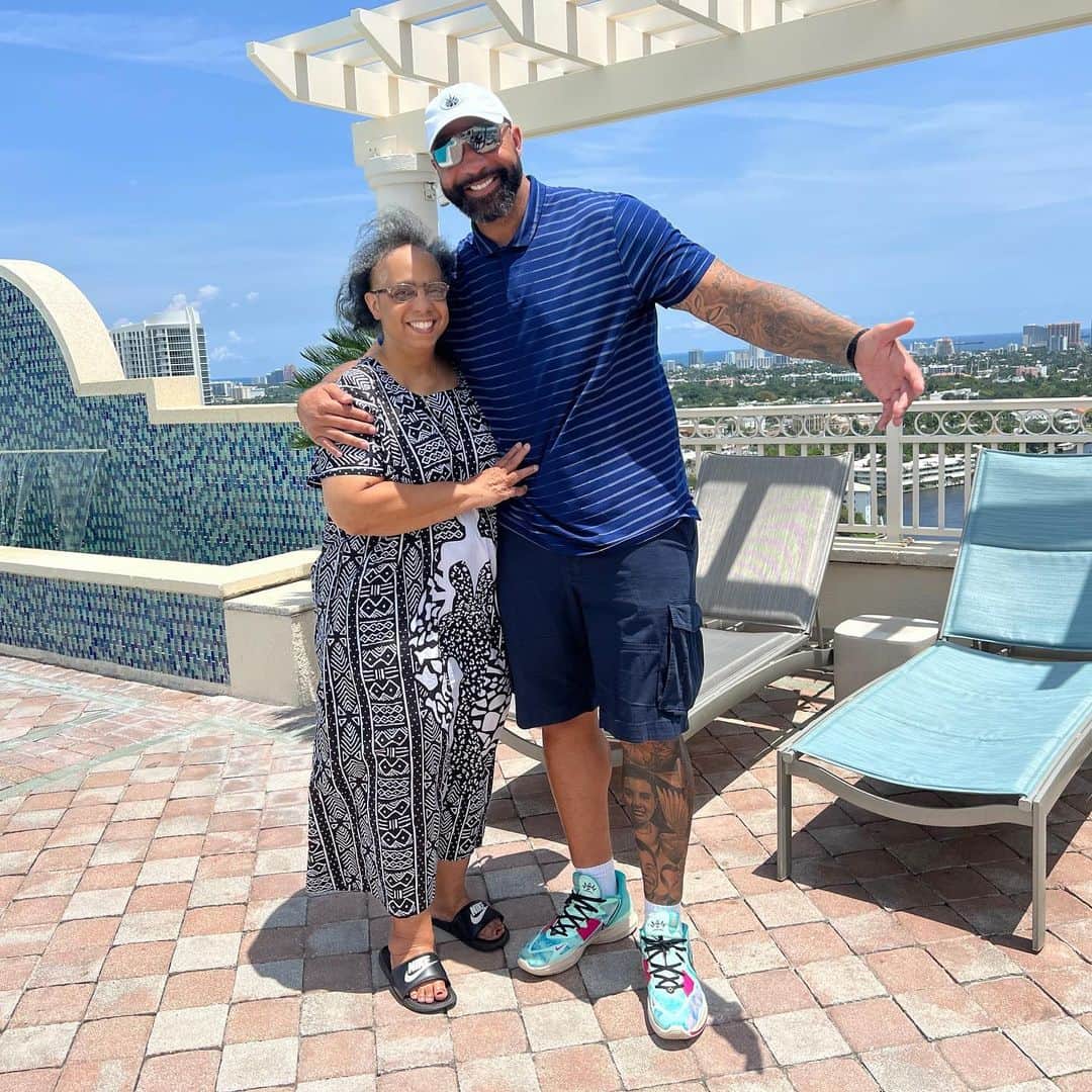 カルロス・ブーザーのインスタグラム：「Join Me In Wishing My Momma A Happy Birthday!!! Love You Ma!!! You Mean The World To Me…  We Celebrate You Everyday And Especially Today Queen!!!! Love you ❤️ #mommasbirthday #holdat」