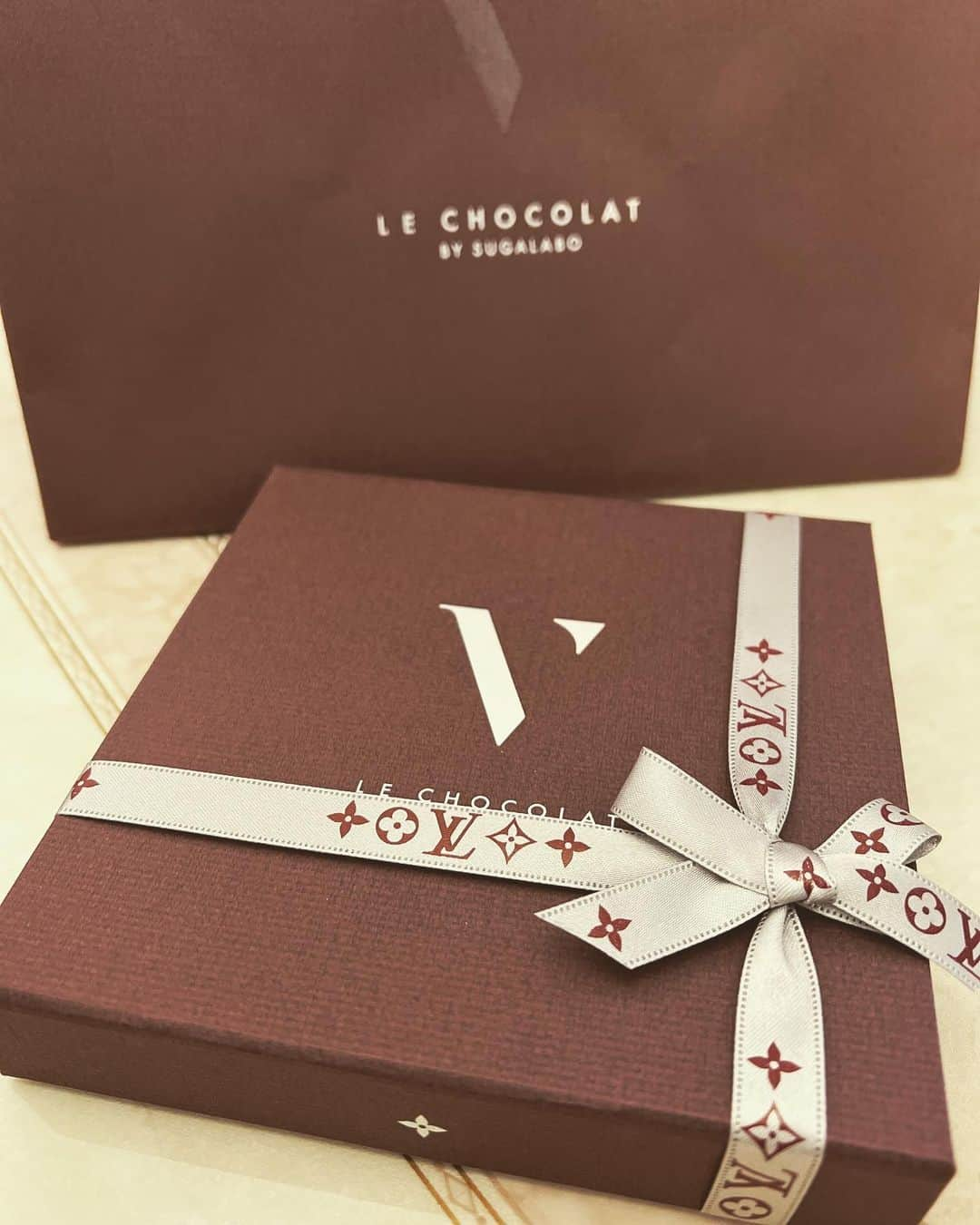 永井裕子のインスタグラム：「プレゼントに頂いた LOUIS VUITTONのチョコレート🍫💓  お高級な😍🩷🩷🩷🩷  開けた途端 可愛すぎ〜(⑉• •⑉)💕  食べるの勿体ない🥹✨ と思いながら。。。  ペロッと食べちゃったもんねぇ😋🩷  素敵なプレゼント、いつもありがとうございます🫶🏻💕   #お高級なチョコレート   #ルイヴィトン   #勿体ない   #思うだけ   #ぺろっと食べた 😋  #美味でございますぅ 💕  #素敵なプレゼント   #感謝です   #永井裕子   #ほろ苦酒   #キングレコード」