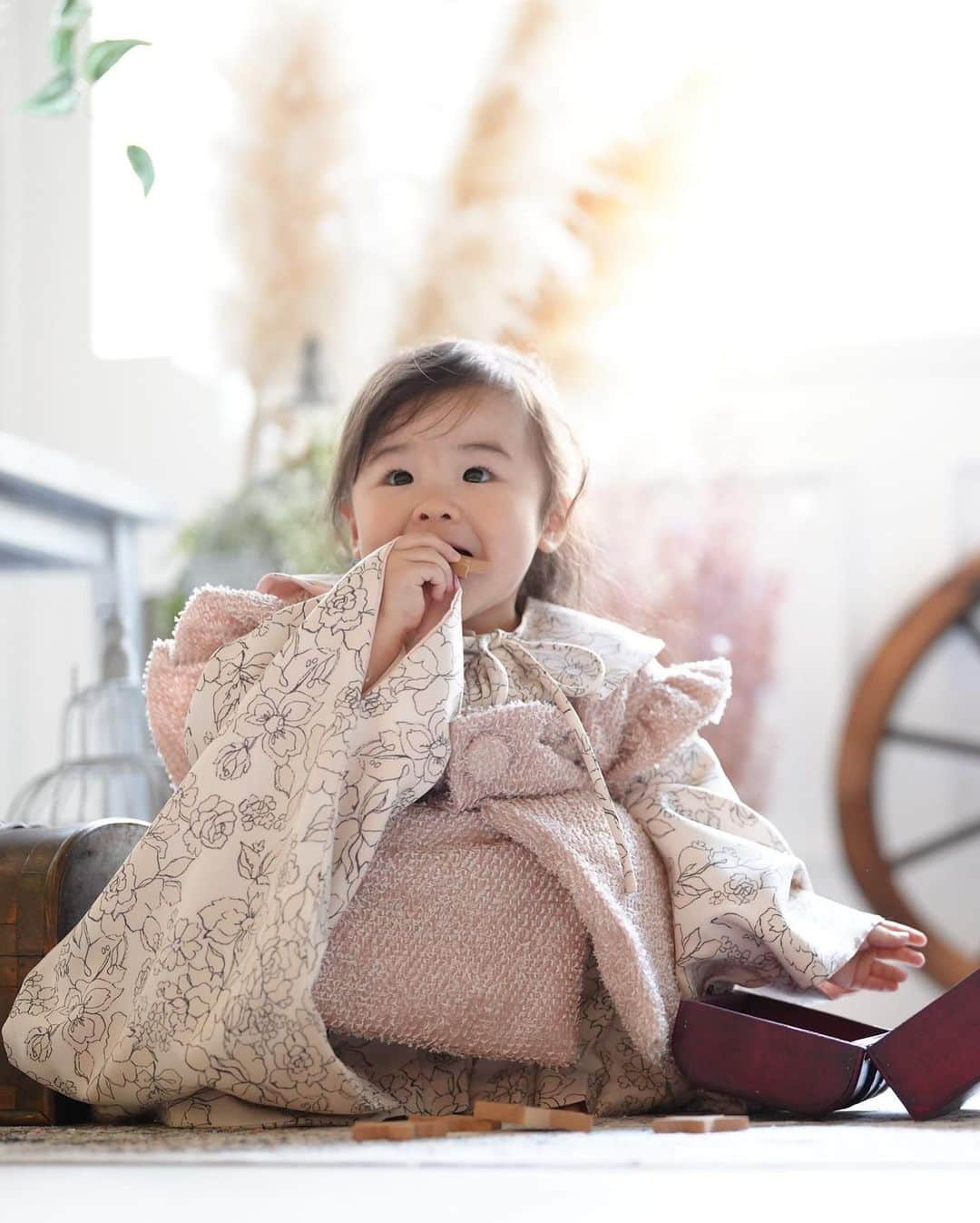 石田安奈さんのインスタグラム写真 - (石田安奈Instagram)「自然なショットって何よりも嬉しい🥰❤️  帽子は嫌がるし私が離れると泣きそうになる中色々とスタッフさんが気を引いてくれて素敵な写真沢山💕💕💕  🚩東京都新宿区四谷2-8-3 藤井ビル1F Studio Capture Free  #フォトスタジオ#撮影#親子 #子育て#育児#子供フォトスタジオ」4月27日 22時26分 - annaishida_0527