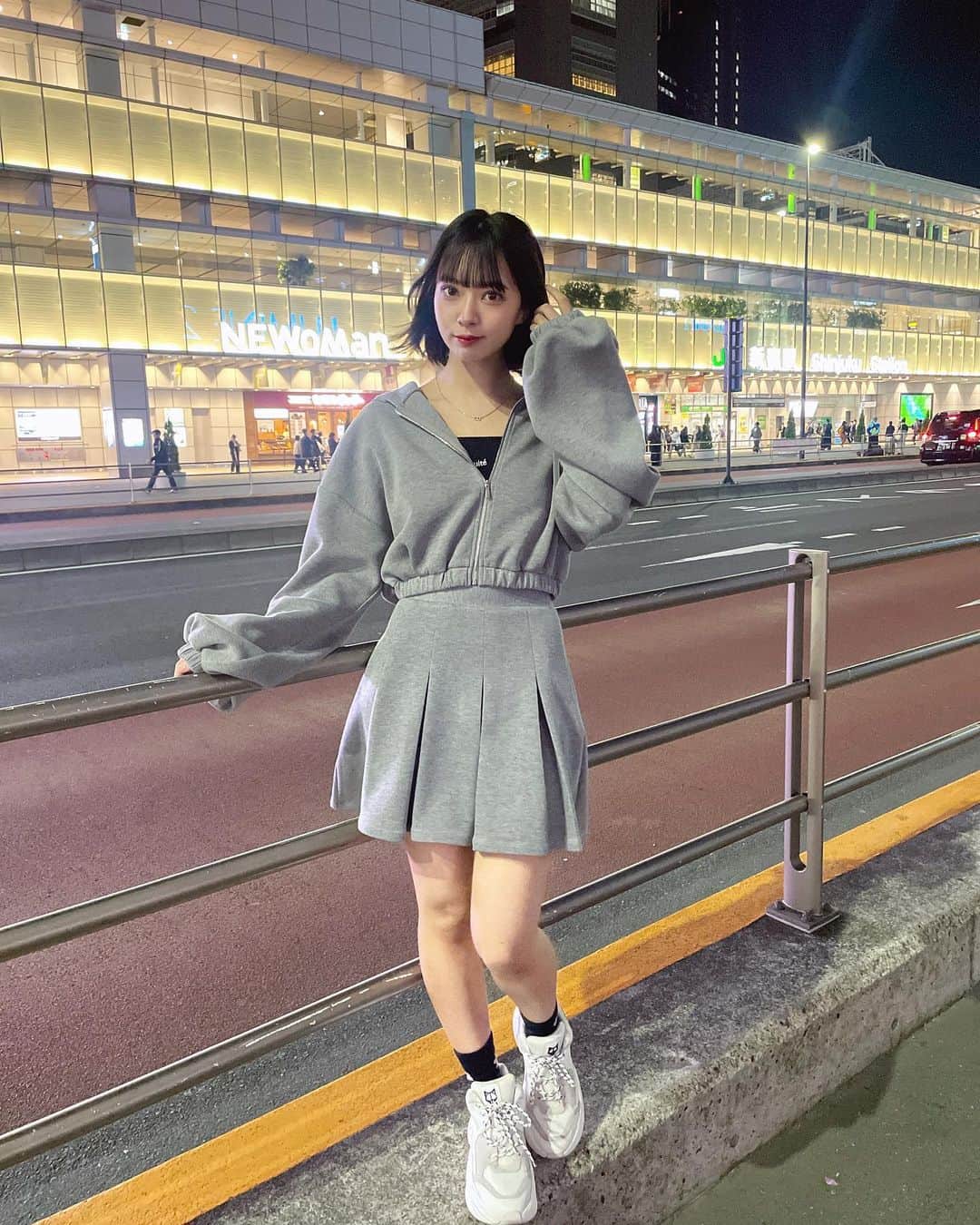 山田寿々のインスタグラム：「. ⁡ ⁡ ⁡ いーかんじー(⌒ ͜ ⌒)🖤🖤 ⁡ ⁡ #ootd #bubbles #nakedwolfe」