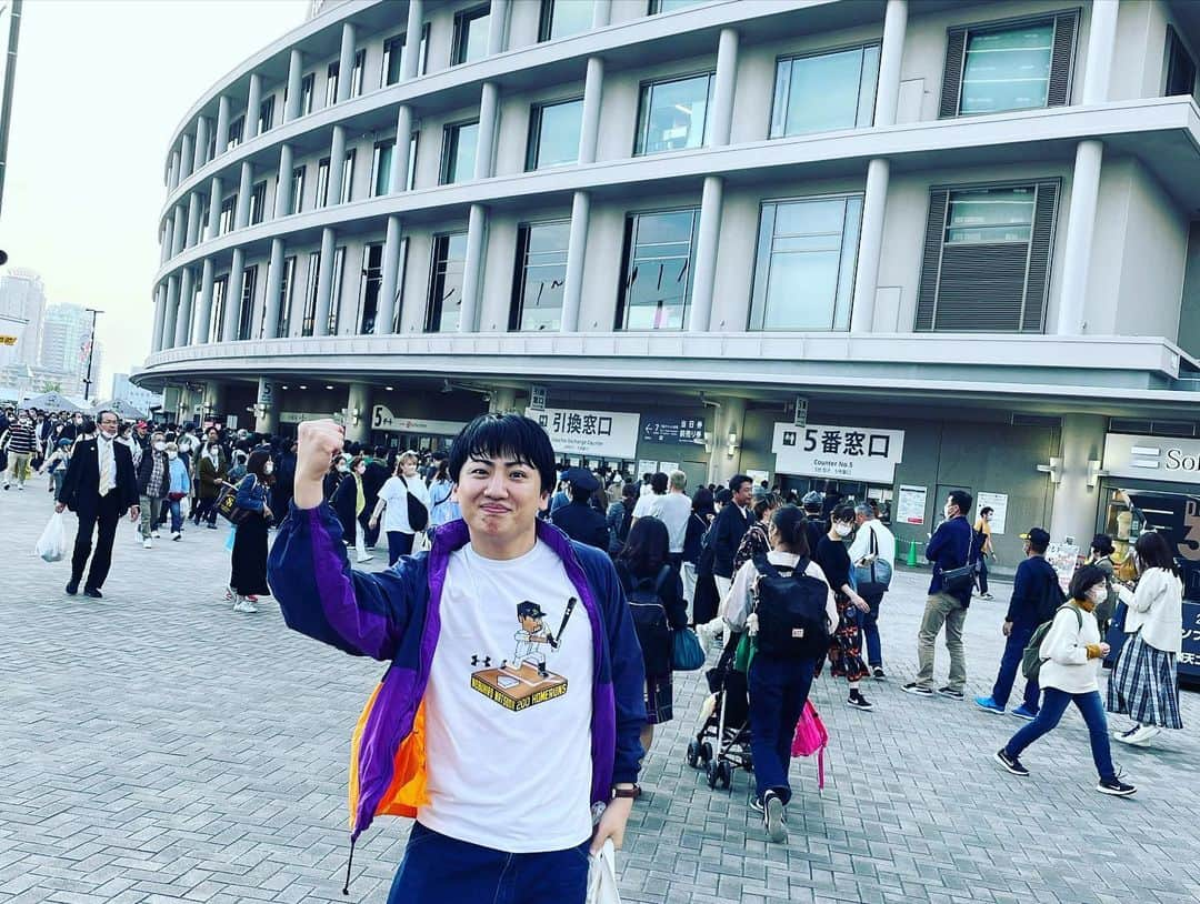 川原豪介さんのインスタグラム写真 - (川原豪介Instagram)「まーちんとホークス戦観てきましたー⚾️森投手の今シーズン初登板なので森投手Tシャツ着て行きました！ 栗原選手の満塁ホームランも見れたし、森投手の初勝利も見れたし今年初花火も見れたし最高でした！このまま連勝しますように！ぬんっ！ #ホークス戦⚾️」4月27日 22時19分 - blueriver_kawa