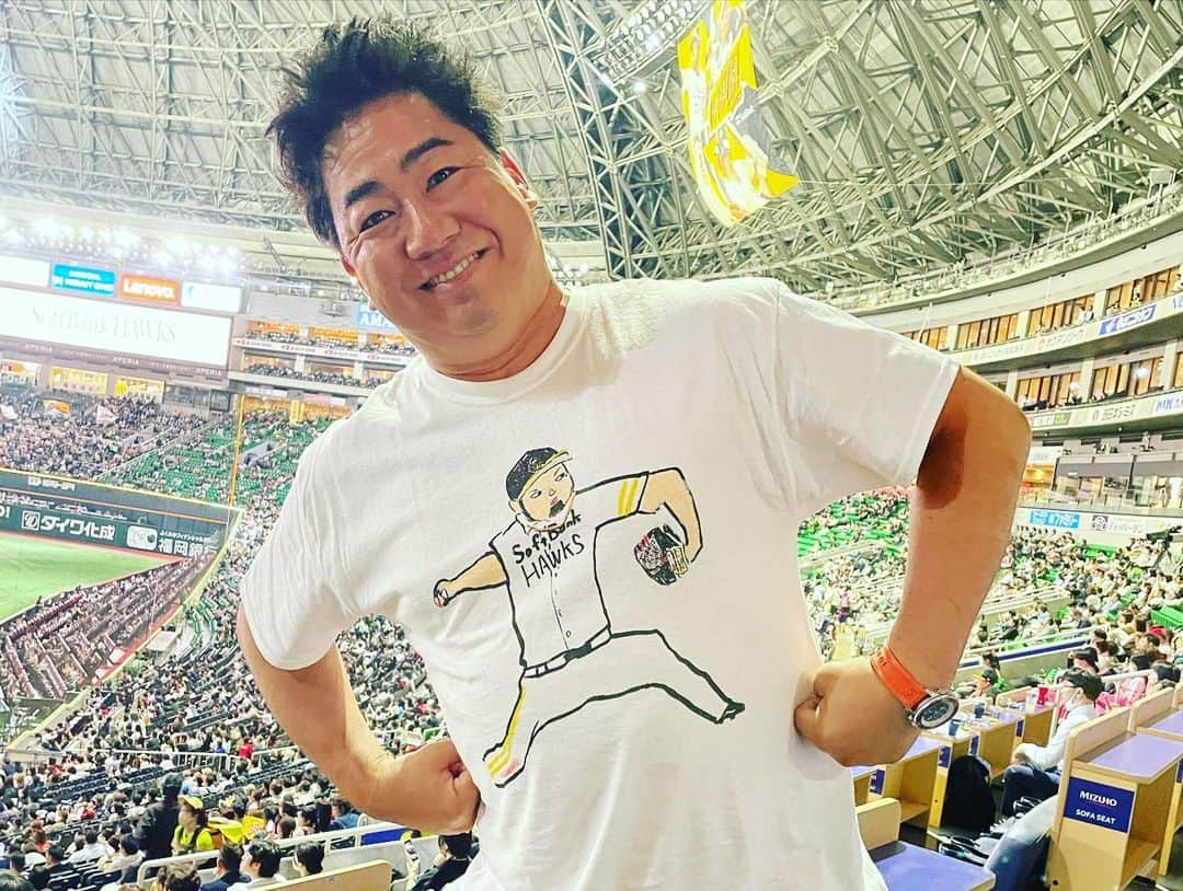 川原豪介さんのインスタグラム写真 - (川原豪介Instagram)「まーちんとホークス戦観てきましたー⚾️森投手の今シーズン初登板なので森投手Tシャツ着て行きました！ 栗原選手の満塁ホームランも見れたし、森投手の初勝利も見れたし今年初花火も見れたし最高でした！このまま連勝しますように！ぬんっ！ #ホークス戦⚾️」4月27日 22時19分 - blueriver_kawa