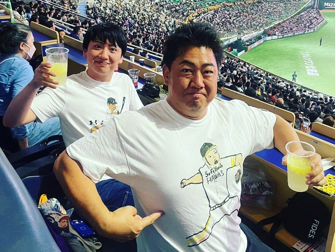 川原豪介さんのインスタグラム写真 - (川原豪介Instagram)「まーちんとホークス戦観てきましたー⚾️森投手の今シーズン初登板なので森投手Tシャツ着て行きました！ 栗原選手の満塁ホームランも見れたし、森投手の初勝利も見れたし今年初花火も見れたし最高でした！このまま連勝しますように！ぬんっ！ #ホークス戦⚾️」4月27日 22時19分 - blueriver_kawa