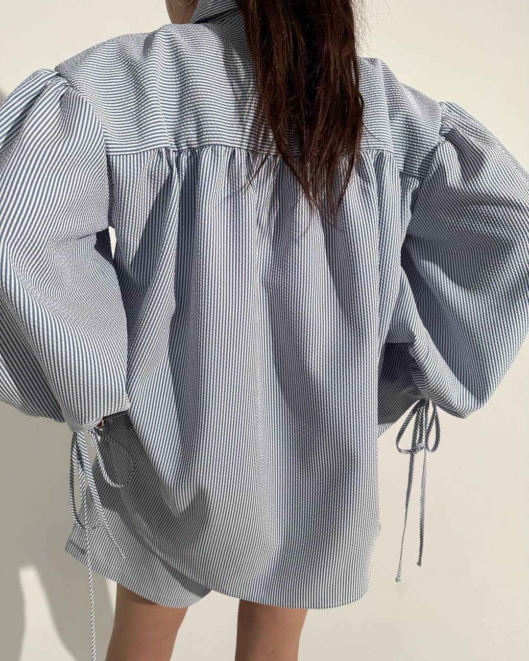 白倉あやさんのインスタグラム写真 - (白倉あやInstagram)「Stripe shirt set up🐚  Tomorrow new in!!! @mavimoon_official   ウォッシャブルな素材で シワになりづらく、アイロン要らずで 透けにくく、涼しい素材のシャツset up🤍  もうすぐ夏だし、たくさん洗える素材が良いなとおもって つくったもの👕 水着の上からも着れるような生地で 着心地も◎  閉じても開けても可愛くて 色んな着方ができるの🍦」4月27日 22時22分 - shirakur_a