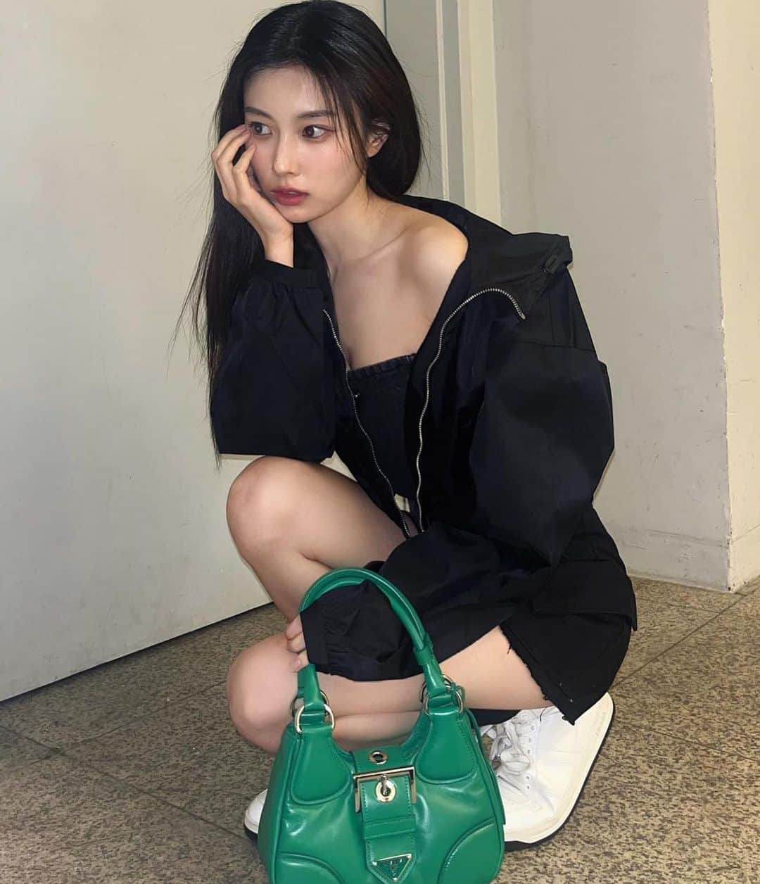 カン・ヘウォンさんのインスタグラム写真 - (カン・ヘウォンInstagram)「Kang hyewon in black always hits different 🖤」4月27日 22時23分 - hyewon__izone