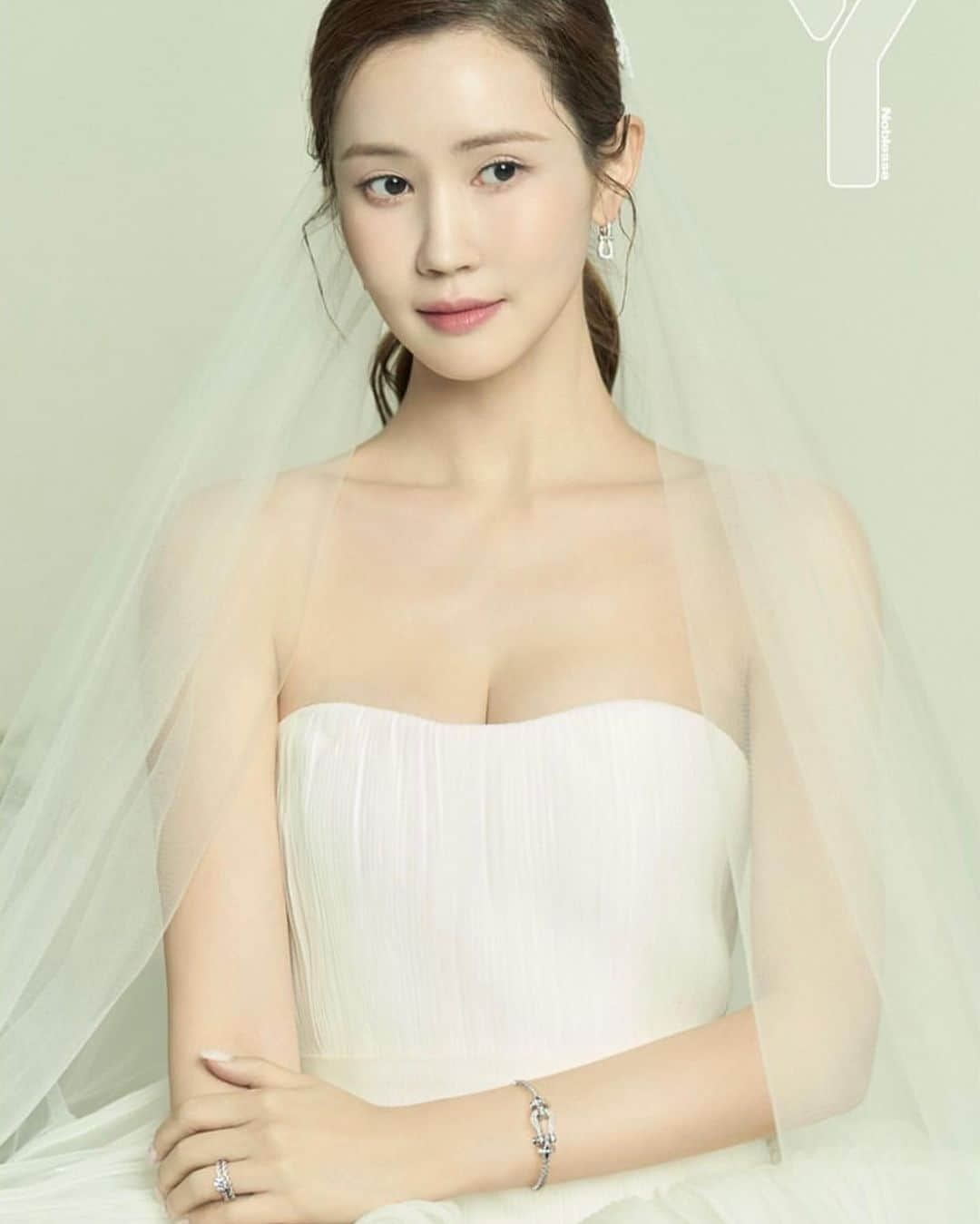 SOYOO BRIDALさんのインスタグラム写真 - (SOYOO BRIDALInstagram)「.  8년의 연인에서 새로운 출발을 앞 둔 사랑스러운 부부로🤍🤍   @ymagazine_official  @se7enofficial ✨ @leedahey4eva ✨  @soyoobridal_official  @moniquelhuillier  @daniellefrankelstudio  @giambattistavalliparis  #이다해 #세븐 #동갑내기부부 #즐거웠던웨딩화보 #축하드려요🎉 #소유브라이덜 #모니크륄리에 #다니엘프랑켈 #오스카드라렌타 #지암바티스타발리 #노블레스 #정윤기스타일리스트 #와이매거진 #목나정포토그래퍼 #홍혜전작가님 #앤드류권스튜디오 #chaumet #fred #jimmychoo #헬레나플라워」4月27日 22時35分 - soyoobridal_official