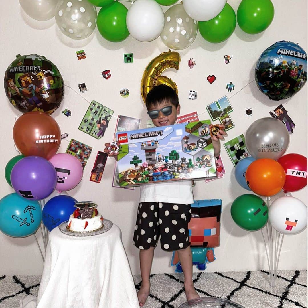 のインスタグラム：「. . 今日は長男６歳のお誕生日🎂✨ 毎年この日に母になった日のことを思い出す✨🥺 . 子育てに対して頭かかえるほど悩んだことも 悩まされたこともなく、 逆にいつも助けてくれる心強い存在。 長男やから、男やからしっかりしてほしい。 絶対恥かくような人生にしてほしくない。 って思うから1番厳しく育ててきたつもり。 . だから誰にでも優しくて幼稚園や習い事では 人気者で先生方も👦🏽がいると心強い。と 受け持ってくれる先生方みんなに言ってもらえて 人のために何かしてあげること 助けてあげることをしてあげた。とか思わず 当たり前かのようにできる息子、 助けてもらった時は絶対お礼を言える息子、 ダメなことをしてしまった時はすぐに謝れる息子。 困っている人見つけたら真っ先にかけよって 助けてあげる息子、 親バカと思われてもいい。 でも根から優しくて友達、家族想いな子に 育ってくれたことが嬉しい🥺💗✨ 我ながら育て方間違ってなかった。って思うから このまま自分を大事に 強くて優しい逞しい男の子になってくれたら それだけでママは嬉しいです😌✨ . 18歳でこの子を産んで決して温かい目ばかりではなかったけど 若い親やから、とかそれで恥ずかしい想いも 悲しい想いもしてほしくないから どうせなら1番カッコいいママになったろ。 っておもって生きてきた6年間✨ 何歳であろうと母親は母親で決して完璧なんて言葉には 程遠いけどママが1番。って言ってもらえる母で いられるように私も日々努力します😌✨ 子どもに育てられるとはこういう事やな。と実感します。 . リアム６歳おめでとう🥰 産まれてきてくれてありがとう。 ママをママにしてくれてありがとう。 これからも一緒にいっぱい笑おうね🥰」