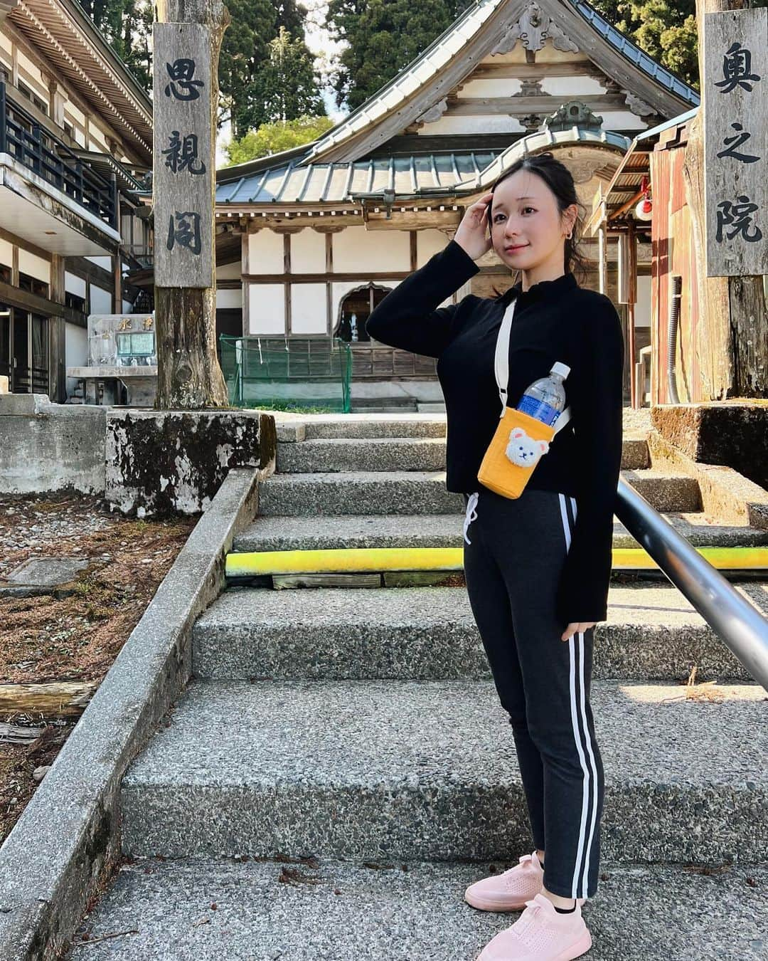 茜さやさんのインスタグラム写真 - (茜さやInstagram)「もこちゃんと身延山へ⛰ 天気が良くて新緑がキラキラ気持ちよかった☺️✨  定期的に身延山でご祈祷をしていただきますが初めて自分の足で奥の院まで歩きました！  登り2時間半めちゃくちゃ疲れるけど達成感がすごかった…🙆‍♀️  頂上付近から見える富士山にもうっとり🗻✨  今日はヘトヘトなので早く寝よう〜😴笑  #山梨県　#山梨　#身延山　#身延　#登山　#ご祈祷　#お参り　#お寺　#yamanashi #minobusan #temple #temples」4月27日 22時35分 - saya.akane