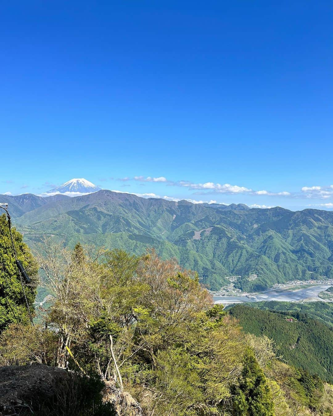 茜さやさんのインスタグラム写真 - (茜さやInstagram)「もこちゃんと身延山へ⛰ 天気が良くて新緑がキラキラ気持ちよかった☺️✨  定期的に身延山でご祈祷をしていただきますが初めて自分の足で奥の院まで歩きました！  登り2時間半めちゃくちゃ疲れるけど達成感がすごかった…🙆‍♀️  頂上付近から見える富士山にもうっとり🗻✨  今日はヘトヘトなので早く寝よう〜😴笑  #山梨県　#山梨　#身延山　#身延　#登山　#ご祈祷　#お参り　#お寺　#yamanashi #minobusan #temple #temples」4月27日 22時35分 - saya.akane