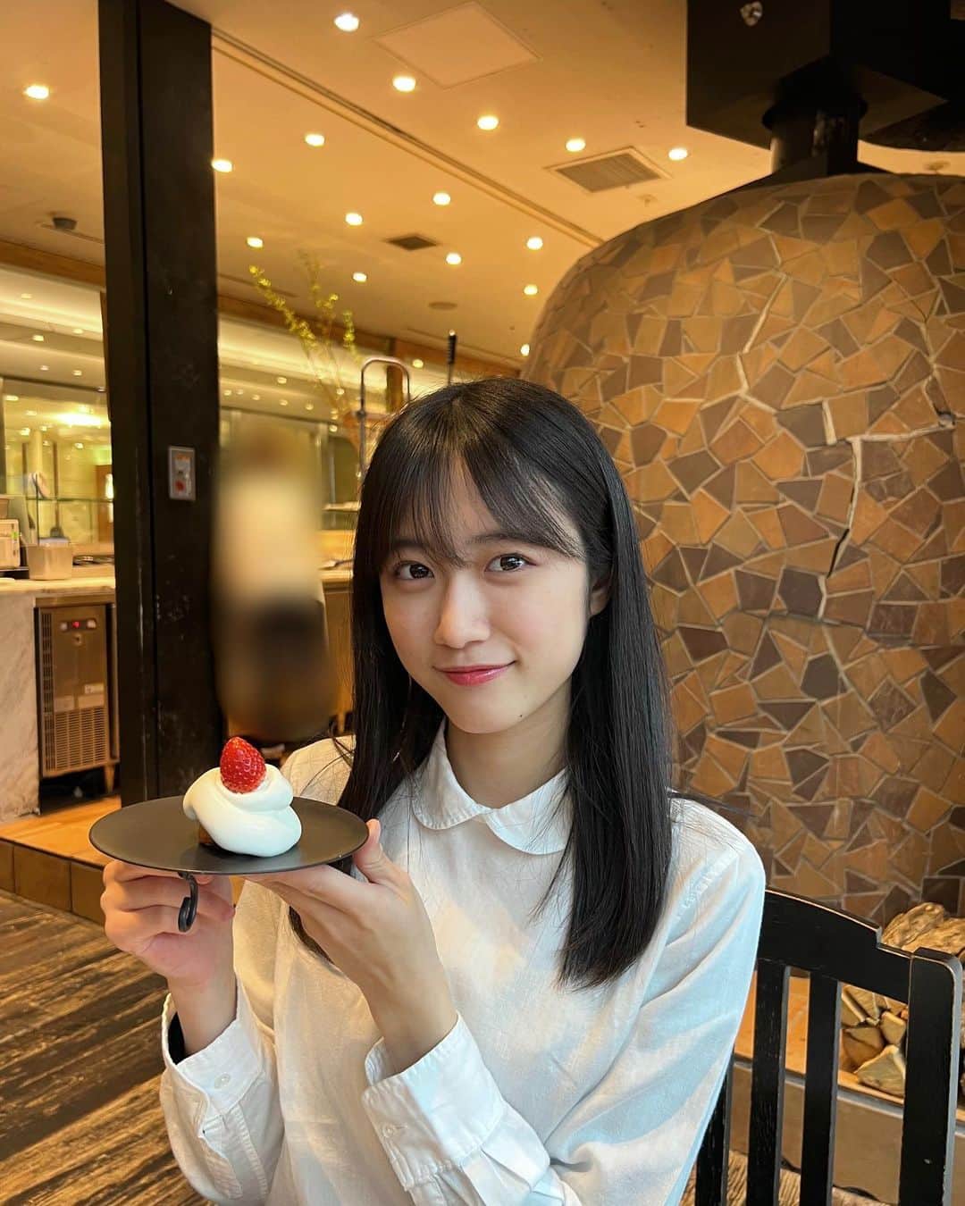 のインスタグラム：「. カワイイちっちゃいケーキ🧁🍓 こういうの、一生すきですね〜  . #崎本紗衣  #スターダストプロモーション #崎本紗衣崎本紗衣崎本紗衣」