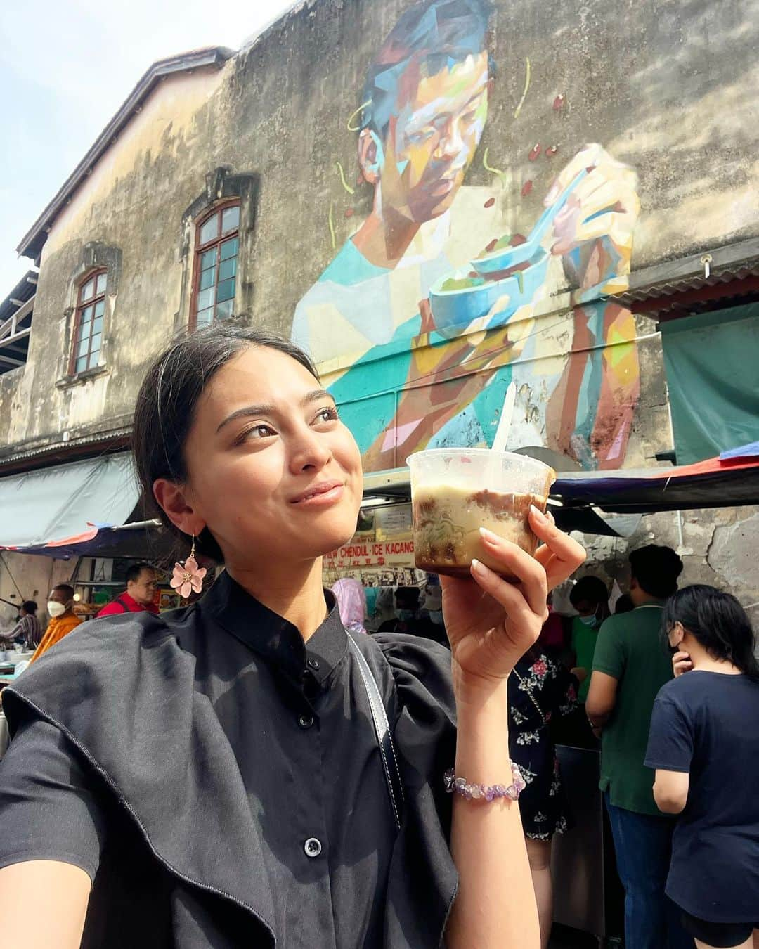 遊海 Yuumiのインスタグラム：「Cendol cool me down from heat ✨ココナッツとココナッツ黒砂糖のかき氷💕#penang #malaysia #cendol #ペナン　#マレーシア」