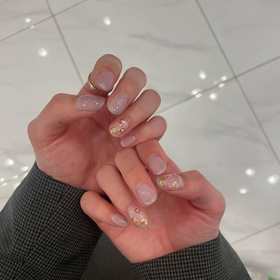 大和田南那のインスタグラム：「flower nail🪷  シンプルな中にホロとパールでお花を作ってもらいました♡ 久しぶりにネイルできて嬉しい~😮‍💨💘💘🪄  @rememory__ikumi さんいつもありがとうございます✨」