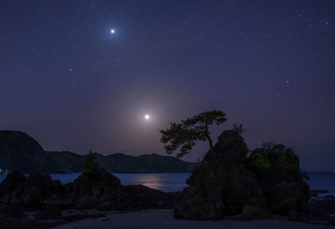 KAGAYAさんのインスタグラム写真 - (KAGAYAInstagram)「天空の宝石たちが輝く宵の空。 一番明るく写っているのが月、写真上の明るい星が金星。 金星の左下の赤い星がおうし座のアルデバランです。 （先日、島根県にて撮影） 今日もお疲れさまでした。  #星空 #starphotography #sonyalpha #moon #島根」4月27日 22時28分 - kagaya11949
