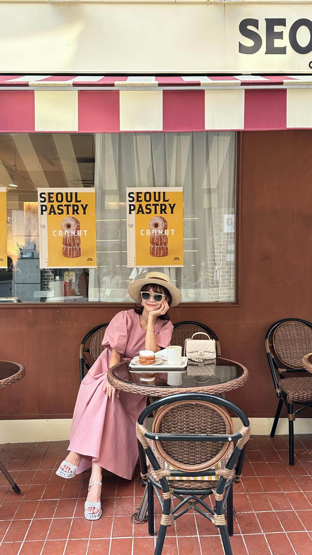 郭圈圈のインスタグラム：「Lovely place 🍩 好好吃的甜甜圈在 #弘大 🇰🇷 甜而不膩的內餡好讚😋 - #弘大咖啡廳 #延南洞咖啡廳  @seoul_pastry  🗺️google map🔍Seoul Pastry Yeonnam （#서울페이스트리 #연남점 ） 📍10 Donggyo-ro 41-gil, Mapo-gu 서울특별시 마포구 동교로41길 10 🕰️ 11:00-20:30  （我目前去的咖啡廳都沒有低消～兩個人一起吃一份是沒問題的～這樣可以多去幾家😆） - #lea_outfit @marule.official  身上的洋裝是本次第一名🥇 超美的乾燥玫瑰粉💖 穿起來很襯膚～而且腰身可以自己調整喔🫶🏻 版型非常挺～整個很顯瘦🥳 - 🔗marumarulea.com 🔍march75.春夏最必備！多種選擇顯臉小質感草帽👒$720 🔍april137.歐膩感綁帶腰身小澎袖長洋$1680 🔍 april102.小杜麗的收藏品～粗跟厚底防水台露趾根鞋$1480 🔍april162.橢圓精緻珍珠耳夾$390」