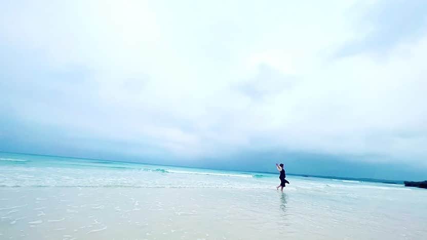 兼田恵さんのインスタグラム写真 - (兼田恵Instagram)「綺麗な海には入りたくなるけど、ここはそれなりに危険なビーチだから浅瀬以外は気をつけて〜  #沖縄 #宮古島 #砂山ビーチ  #夏を先取り #リゾートバカンス」4月27日 22時30分 - earl_megu