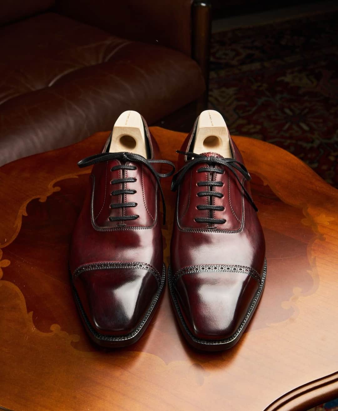 サンクリスピンさんのインスタグラム写真 - (サンクリスピンInstagram)「Some shoes speak louder than words.​​​​​​​​​ This pair of classic oxfords courtesy of @thesomchaiofficial is one such pair.  #shoes #handmadeshoes #madetoorder #mtoshoes #bespokeshoes #handwelted #shoeporn #madebyhand #shoestagram #agentlemanschoice #onlyforgentlemen」4月27日 22時30分 - saintcrispins