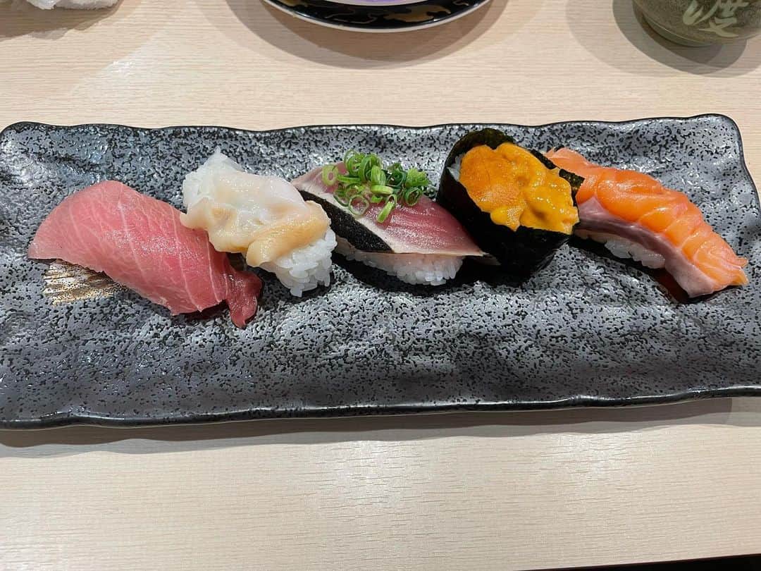 のインスタグラム：「新潟に着いて昼はみんなで寿司、夜は智とへぎそば&天ぷらを食べた!! 寿司もそばも美味かったなー！新潟を侮ってたすいません。  これからサマータイムレンダの続きを見て明日のライブに備えます。明日は新潟宜しくな！！」