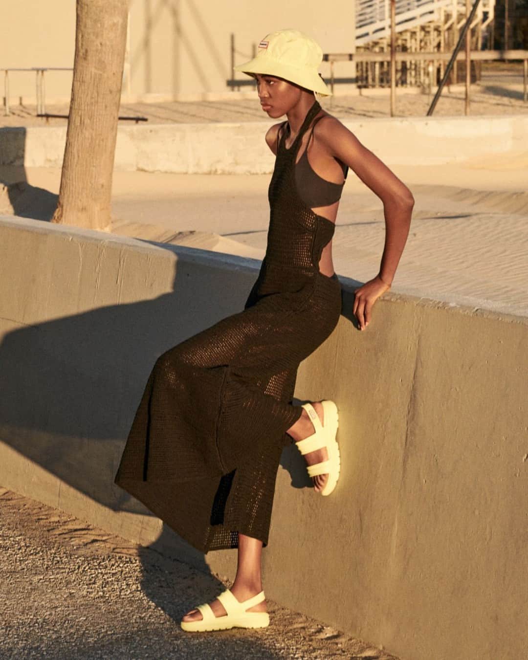 ハンターブーツのインスタグラム：「Effortless summer style calls for our BLOOM™ Sandals, delivering on comfort from the coast to the city.⁣ ⁣ Photographer: @JahmadBalugo⁣⁣⁣ Model: @RhennyAlade⁣⁣⁣⁣ Make-up: @Karo_Kangas⁣⁣⁣ Stylist: @Candice__Bailey⁣ ⁣ #HunterBLOOM」