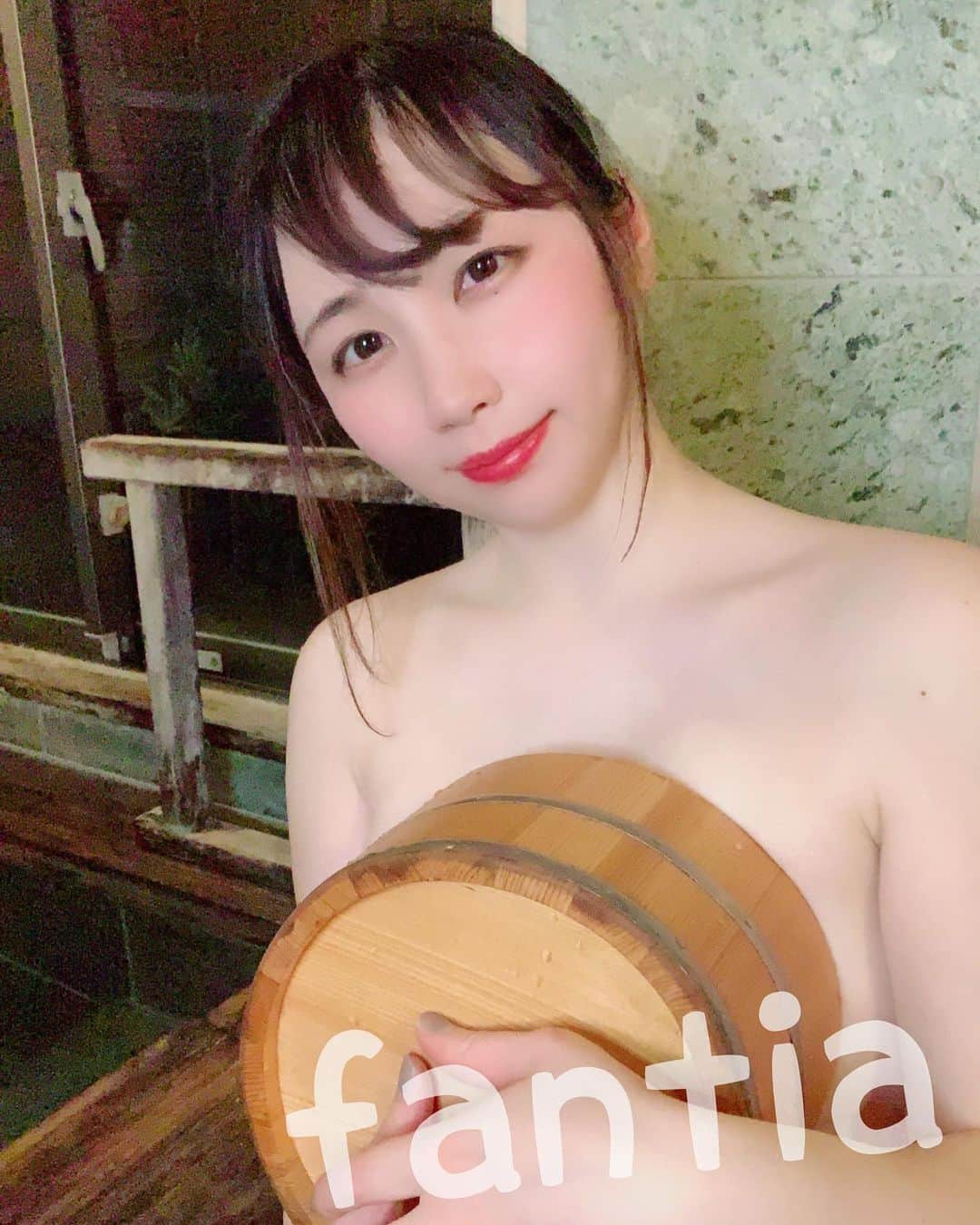 白葉まりのインスタグラム：「温泉一緒にはいろ？？❤️ . . . 桶から溢れちゃう〜🙈💓 はだか入浴♨️なここだけの写メはファンティアファンサイトにてアップしました♪  私のインスタプロフィール固定リンクから飛んでみられます🙊💕 . . . . . #温泉 #温泉旅行 #温泉女子 #温泉デート #温泉モデル #onsen #onsen♨️ #hotsprings #japan #japantravel #japanesegirl」