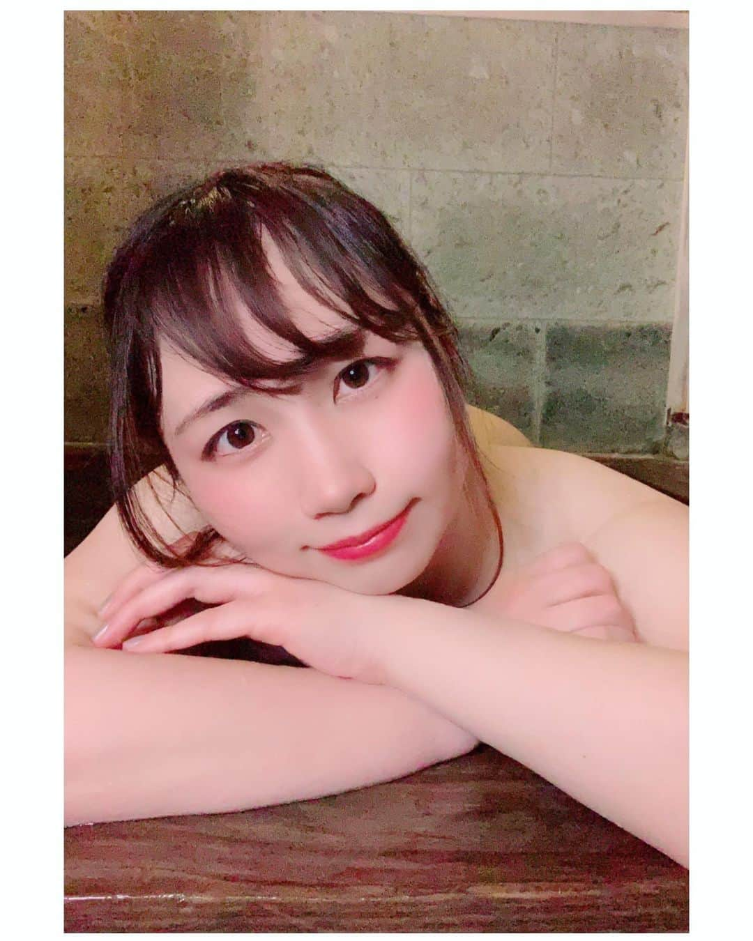 白葉まりさんのインスタグラム写真 - (白葉まりInstagram)「温泉一緒にはいろ？？❤️ . . . 桶から溢れちゃう〜🙈💓 はだか入浴♨️なここだけの写メはファンティアファンサイトにてアップしました♪  私のインスタプロフィール固定リンクから飛んでみられます🙊💕 . . . . . #温泉 #温泉旅行 #温泉女子 #温泉デート #温泉モデル #onsen #onsen♨️ #hotsprings #japan #japantravel #japanesegirl」4月27日 22時37分 - shirahamari