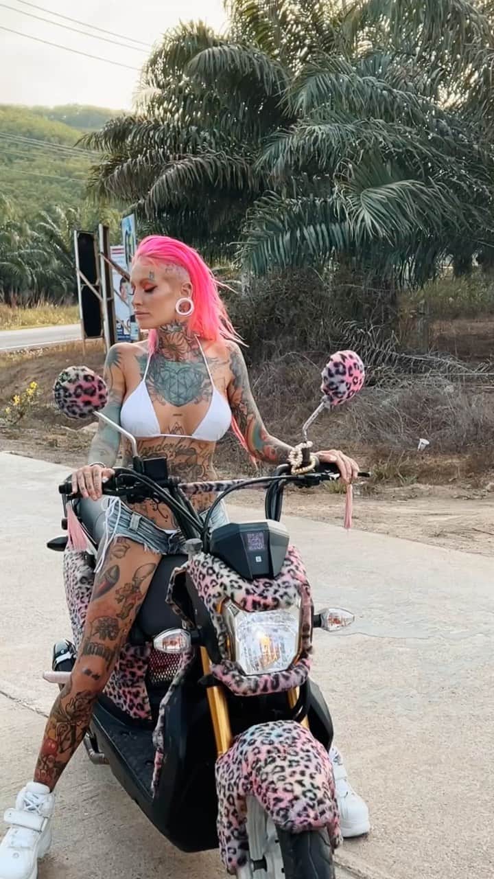 Bantik Boyのインスタグラム：「Backstage 🏍️ Muah: @ksmetl Backstage: @vromanovva Ph: @steyshajulianovna Drone: @do.it.fpv  #bantikboy #bike」