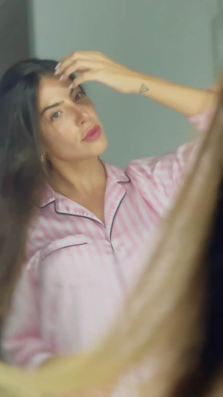 のインスタグラム：「Como eu amo esse momento de carinho comigo mesma! Vocês sabem que meus cabelos são um xodó pra mim, e os fios precisam de cuidados sempre! O Sérum Overnight é o novo produto da linha Penetraitt, ele oferece toda reparação e hidratação que seu cabelo precisa enquanto você dorme, e quando você acorda não precisa enxaguar… o cabelo está lindo, brilhoso e pronto para o dia. 🫶  @sebastianprobrasil #Wellalovers #SebastianPenetraitt #publi」
