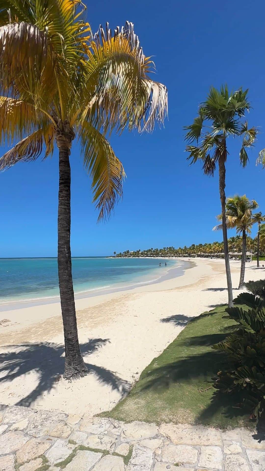 ペオニー・リムのインスタグラム：「Come to @jumbybayresort with me.  Superluxury all-inclusive resort.  I really recommend this hotel for families. With a wonderful kids, club, large beach, and delicious food options, this private island is super safe and perfect for larger family groups. I also love how easy it was to get to. This makes a massive difference when you’re travelling with more vulnerable people - you can get straight off a direct flight from the States or Europe, and onto the Jumby Bay car which drops you at the dock for the Jumby Bay boat, the car and boat ride together take less then 20mins.  Rates start from £2500 a night.  Press stay.  #peonylimtravel」
