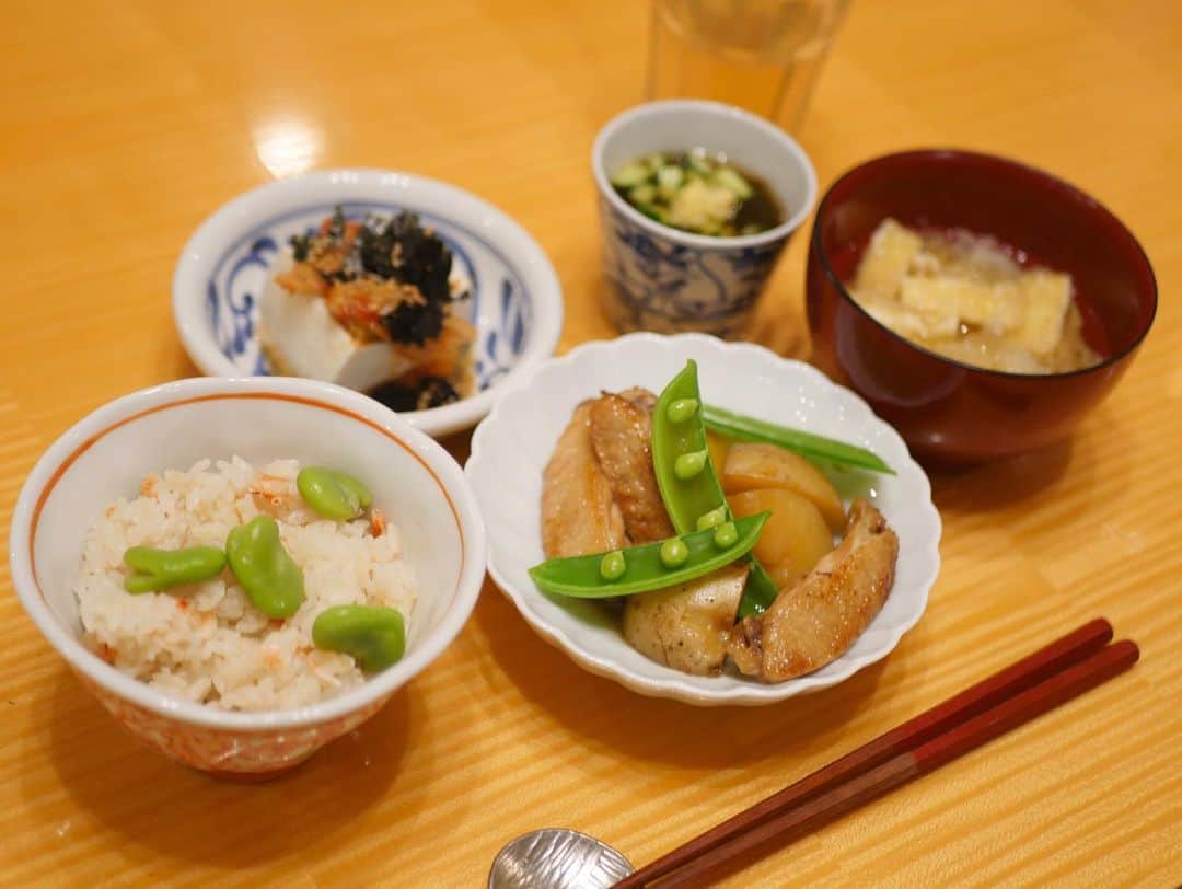 都築理沙さんのインスタグラム写真 - (都築理沙Instagram)「Tokyo cookings. This city fed me so well😋  空豆と桜海老の生姜ご飯、鶏手羽中と新じゃがの煮っ転がし、薬味たっぷり梅だれの豚しゃぶ、筍とお揚げのご飯、、日本の旬の食材でお料理するのが楽しすぎるのよ。」4月27日 22時41分 - tsuzurisa