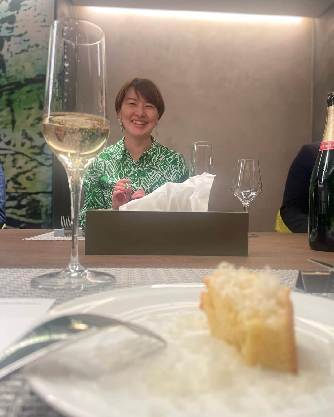 松枝明葉さんのインスタグラム写真 - (松枝明葉Instagram)「さゆりさま♡ @sayuri_morizono からお誘いいただき愉快な秘密のワイン会にお招きいただき、美味しいお食事とワインを堪能🫶  美食もワインも 初心者は私くらいなもので 色々教えていただけた笑笑 #さとフォト ↑ タグの意味は参加者さんだけ知る😂  最後の動画は主催者の和田さん ありがとうございました🥺  #ワイン #出張料理 #出張料理人 #ビストロ料理 #ごはん #食 #渋谷 #出張サービス #食べスタグラム #ワインすきな人と繋がりたい」4月27日 22時42分 - matsu.aki803