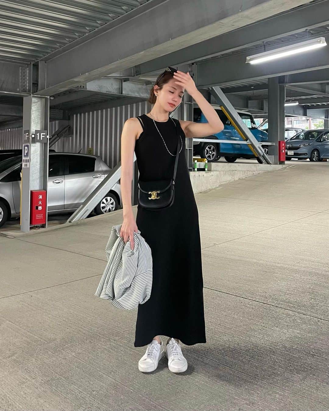 Aoiのインスタグラム：「ゴルフ帰りに温泉へ♨️ ゴルフの日はとにかくワンピースしか着れないの？ってくらい ワンピース率高め🫰  @ungrid_official  @ungrid_staffsnap   メイク落ちても髪の毛ぺしゃんこでも、サングラスとお団子すればなんとかなると思っています🐬  #ungrid#ungrid_official #アメスリレコフィットワンピース #ブラックコーデ#celine #balenciaga  #春コーデ#骨格ナチュラル #平均身長コーデ#ワンピースコーデ#モノトーンコーデ #スニーカー#fashion#ootd#cordinate#大人カジュアル」