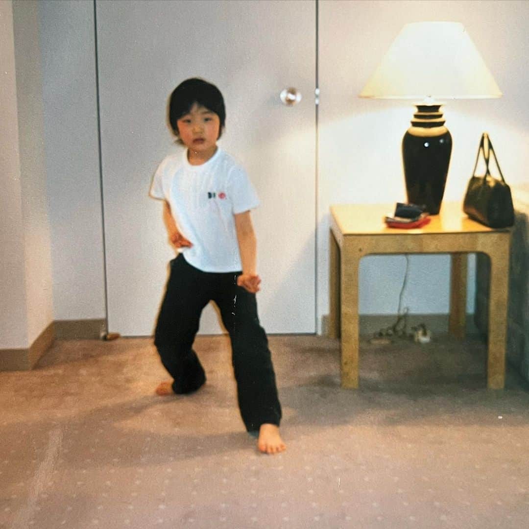 ラブリのインスタグラム：「- ごうたくん29回目の誕生の日、おめでとう。  あなたに出会ったのは私が29歳の時でした。 お二人方のお祖父さんから授かったであろう、 根本に存在する力があなたの魅力と強さです。  作品のこと、仕事のこと 頑張ってね。  お誕生日はアルファロメオジュリアのプラモデルを プレゼントしました。🚗　  @gotayonekura  2023.04.27」