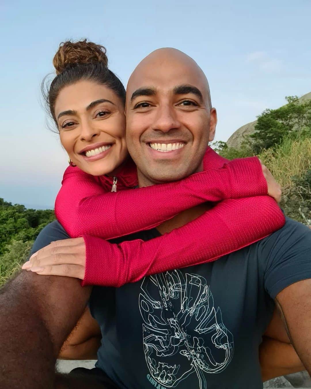 ジュリアナ・パエスのインスタグラム：「Esse é o meu irmão! E ontem foi aniversário dele… não consegui parar o trabalho pra vir aqui fazer essa declaração pública, mas não tem problema, pq meu irmão é aquele tipo de pessoa que não liga pra essas besteiras… meu irmão é do tipo que só se importa com o que importa, com o que é sério, com cuidar das pessoas, com fazer com que elas se sintam bem, com ser carinhoso e iluminar os lugares onde chega com esse sorriso gigante e esse coração generoso de menino… Meu irmãozinho caçula com seu pé 44 sabe pisar com leveza nos lugares onde vai, sabe curtir os momentinhos bobos como ninguém, sabe dar risada das besteiras mais sem graça pq ele gosta de rir, ele gosta de ser bom, ele se põe no lugar dos outros, ele gosta do amor e inspira sem nem se dar conta disso… por vezes eu penso, o que ele faria no meu lugar? E a resposta, eu tento seguir… pq meu irmão é luz e beleza pura! Mano, feliz aniversário atrasado! Mas vem com todo meu amor… te amo mil milhões ❤️」
