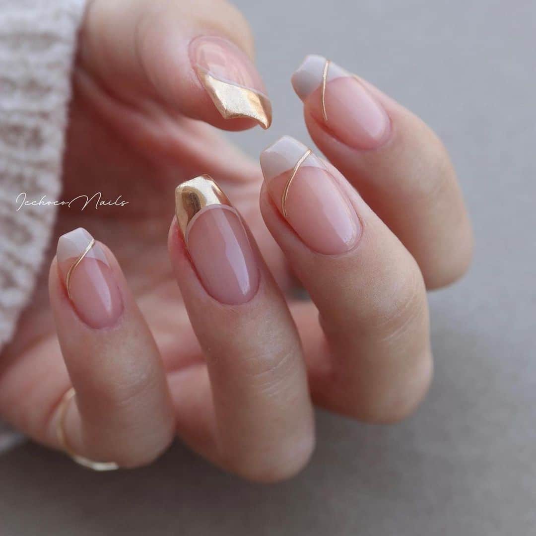 initygel_officialのインスタグラム：「ムートンベージュでななめモードフレンチ🐏  いっちょこさん🤍 @icchoco_nails   セルフの神様いっちょこさんにムートンベージュをお試しして頂いたら、かわいすぎるななめモードフレンチな作品が🤎  かわいすぎます🙈  すでに沢山の先生方にお墨付きを頂いてるムートンベージュコレクション  すっごくオススメです✨ BWJ先行発売決定🩶  いっちょこさん素敵な作品ありがとうございました🥺  #Repost @icchoco_nails ・・・ ななめモードフレンチ🐏  アイニティ様の新商品 お試しさせていただきました🫶🏻 @initygel_official   mouton beige collection ..パケのひつじちゃんからまず可愛い🥹🐑  最近はシアージェルが流行りで 私の手持ちもほとんどシアーカラーなんですが こちらはマットなタイプ🐏  なんとこのフレンチもカラチャも 1度塗りです🐏💓 むらなくするーんと塗れるのに この高発色..凄すぎる🥹💖  最近フレンチにはまってる私としては このジェルほんとに嬉しいやつ🥺🫶🏻  今流行りの色鉛筆ネイルにも 良さげなカラーたち🫣✏︎ ..やったことないんですが🥹妄想☁️  自爪にはMO-04M Romney使ってます🐑💓  #セルフネイル #ジェルネイル #フレンチネイル #ネイルデザイン」