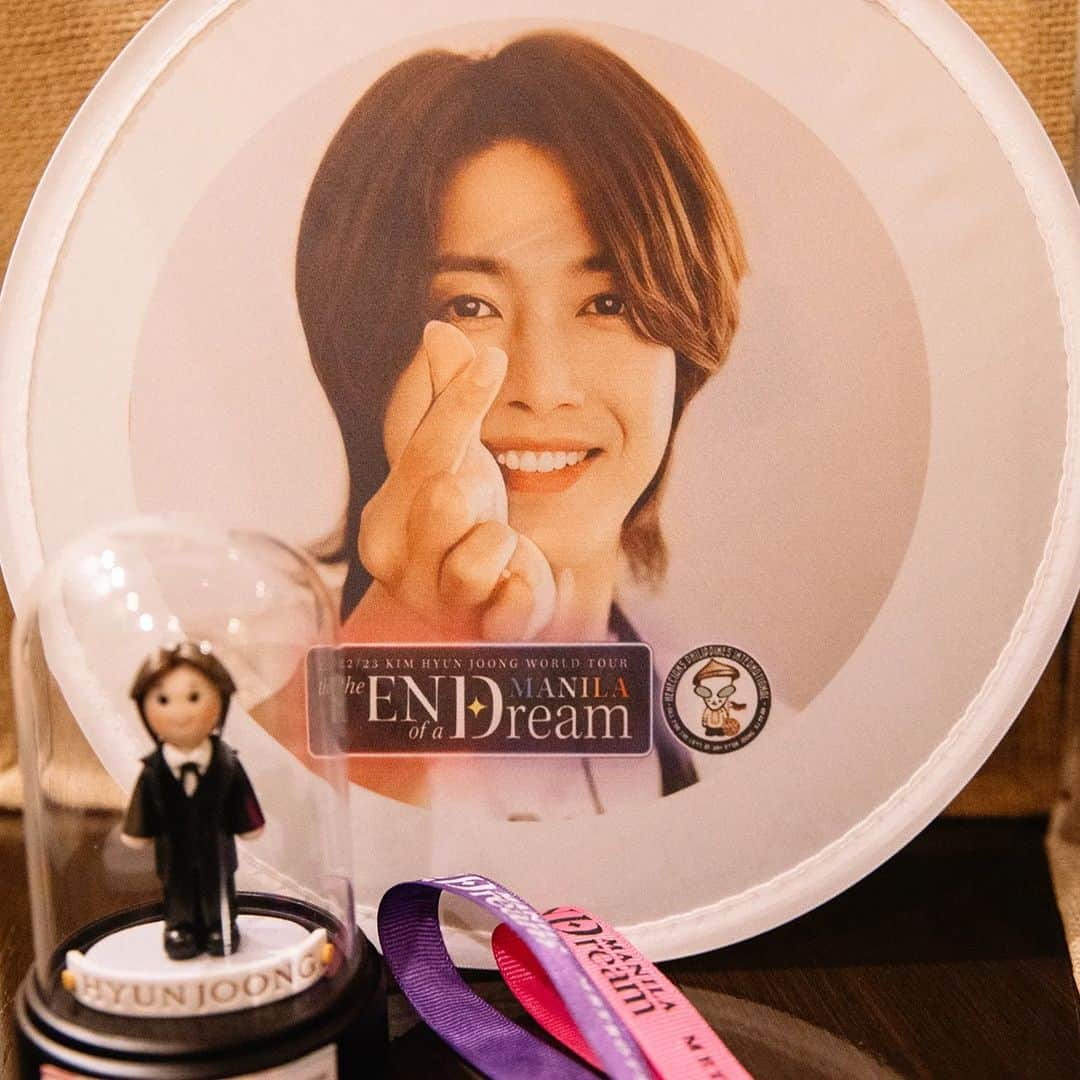 キム・ヒョンジュンさんのインスタグラム写真 - (キム・ヒョンジュンInstagram)「필리핀에 거의 4년 만에 왔어요.  오랫동안 기다려주신 필리핀 팬 여러분께 내일 마닐라에서 최고의 무대를 보여드리겠습니다. 이번에는 특별히 필리핀의 아름다움을 담아보려고 5월의 그림 도구도 들고 왔어요. 좋은 영감을 받고 아름다운 추억을 담아 가겠습니다. 마할꼬까요~~~^^  #henecia #philippines  #kimhyunjoong  #김현중  #キムヒョンジュン #金賢重」4月27日 22時46分 - hyunjoong860606