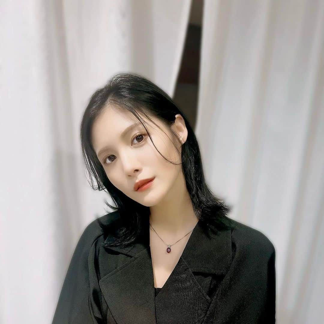美沙玲奈のインスタグラム：「𓂃꙳⋆ ˖  光の当たり具合によって変わる暗髪に💇🏻‍♀️✨ いつも安心してひろきさんにお任せしています🤲  似合う🤭？？  #美容室 #表参道 #ミディアム #暗髪 #外ハネ」