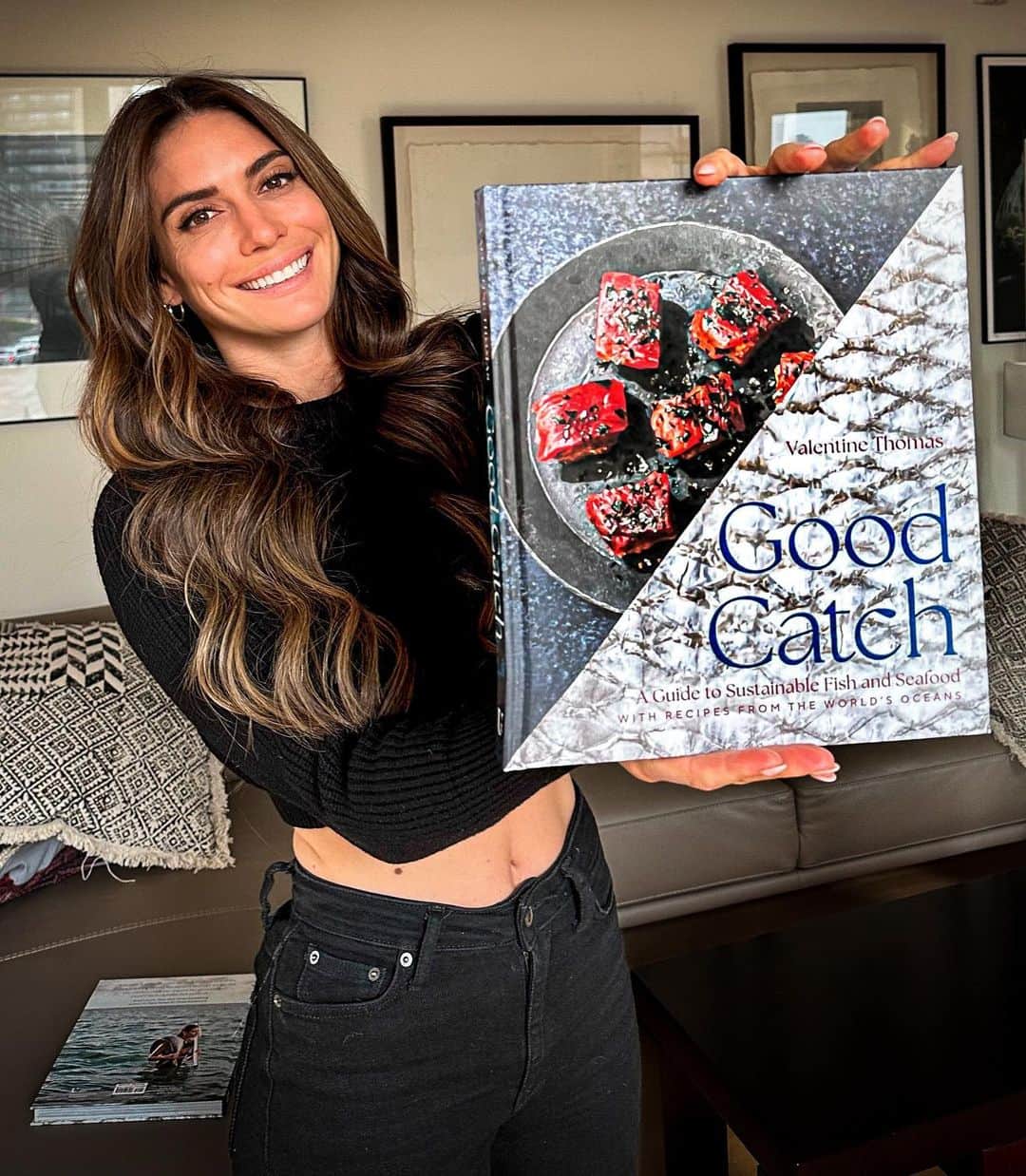 ヴァレンティン・トーマスのインスタグラム：「@barnesandnoble is running a 25% presale on my book!! (Link in stories).  ⠀ I created the absolute FISH BIBLE for you. ⠀ The book is a mix of a cookbook, an odyssey to fish, a tool to empower you to cook and handle fish and seafood, a memoir and a window on how to eat/buy/use it sustainably. ⠀ Through this lifestyle of Spearfishing and freediving, I eliminated anxiety, changed life and values and discovered incredible food. And I wanted to share all of it. ⠀ This book is not only my journey to the culinary world, but also a guide to live a free, caring and delicious life filled with ocean conscious recipes. @unionsqandco  ⠀ Moral of the story? If I can do it, so can you. All of it. ⠀ ⠀ 📷 My mommy」