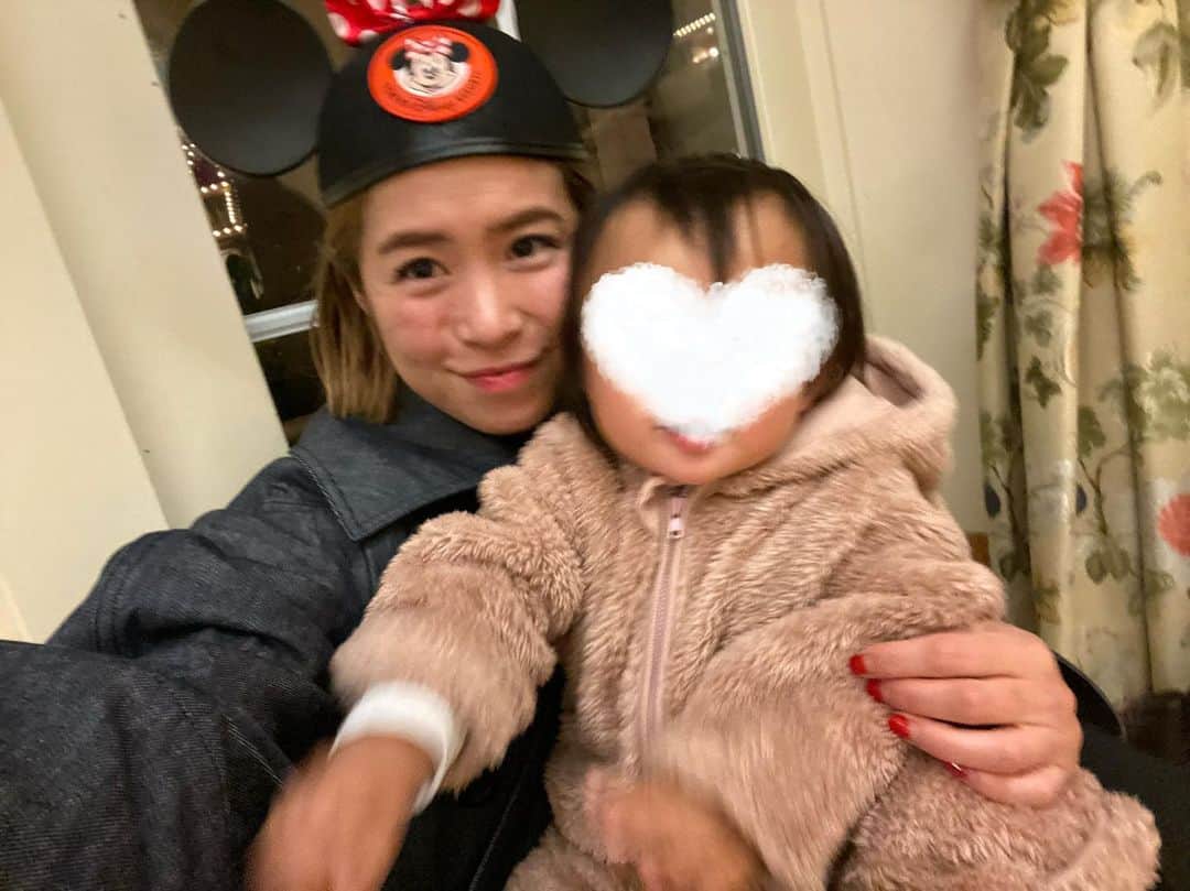 yuiのインスタグラム：「. 私のお誕生日当日はディズニーに行きました🐭 . お誕生日何処か行こうとゆう話から、 娘がジャンボミッキーにハマってるからミッキーに会いに行こう！とゆう、お誕生日に娘を喜ばせたいと思う様になり、私も母になったなーと思いましたました😂🫶 . ダッフィーの衣装とバックも持って参戦したよ🧸 1日３回着替えたからね😝❤️ . 喜んでくれて良かった😍 . #ゆいのママライフ」