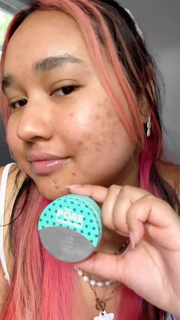Benefit Cosmeticsのインスタグラム：「With moisturizer vs. Without moisturizer 😱⁠ ⁠ We can't leave the house without applying our favorite The #POREfessional Smooth Sip gel moisturizer 💧 The lightweight formula allows for easy absorption into the skin and deep hydration that we all love 💙⁠ ⁠ #benefitcosmetics #makeup #beauty #porecare #POREfessional #skincare」