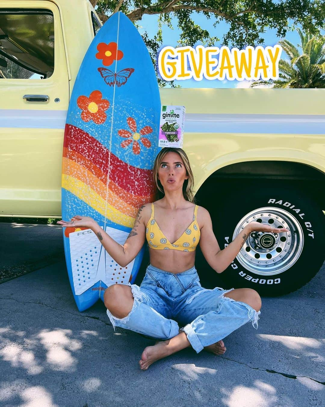 Emily Zeckのインスタグラム：「To celebrate Earth Month, I’m focusing on something that’s good for my body and for the environment 🫶🏼🌊 I’m giving away gimme snacks and a $100 gift card to my swim brand, PG Swimwear 🍍  To enter: Follow my IG and @gimmeseaweed Like this post Tag a friend (more tags = more entries)  #gimmeseaweed We will notify the winner via DM on 5/4/23. Must be 18+ years old and live in the USA. This giveaway is in no way affiliated with Instagram.」